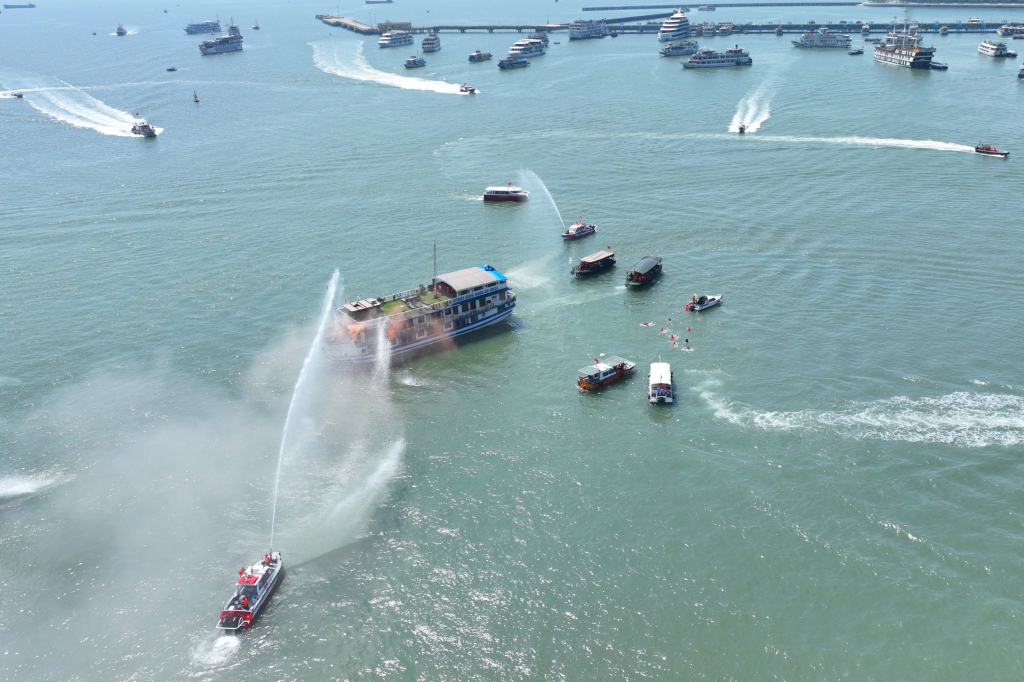 Quảng Ninh diễn tập chữa cháy, tìm kiếm cứu nạn, cứu hộ quy mô lớn nhất từ trước đến nay - Ảnh 5. Quảng Ninh diễn tập chữa cháy, tìm kiếm cứu nạn, cứu hộ quy mô lớn nhất từ trước đến nay - Ảnh 5.