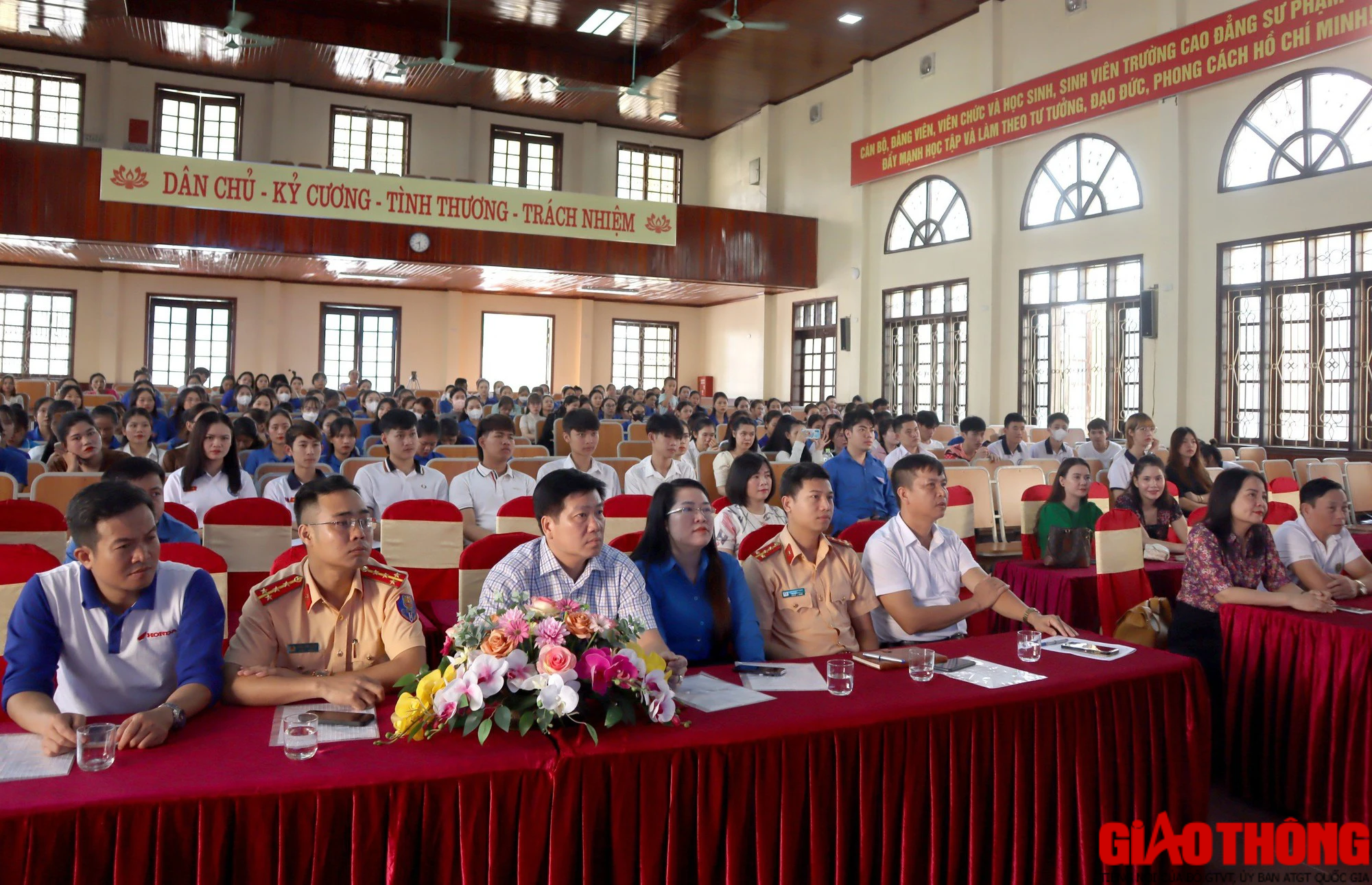 Nghệ An: X&acirc;y dựng văn h&oacute;a giao th&ocirc;ng trong học sinh, sinh vi&ecirc;n - Ảnh 1.