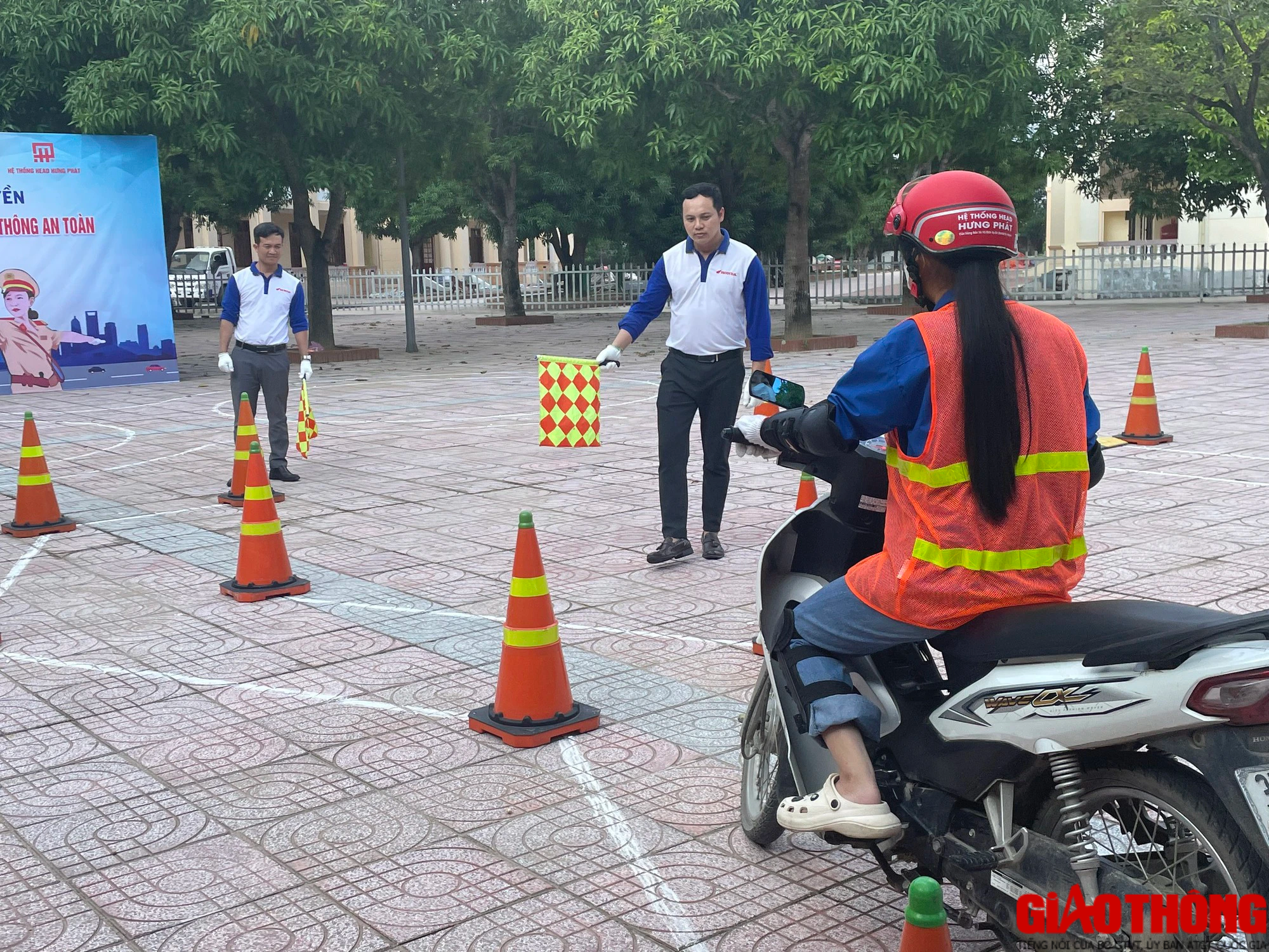 Nghệ An: X&acirc;y dựng văn h&oacute;a giao th&ocirc;ng trong học sinh, sinh vi&ecirc;n - Ảnh 3.