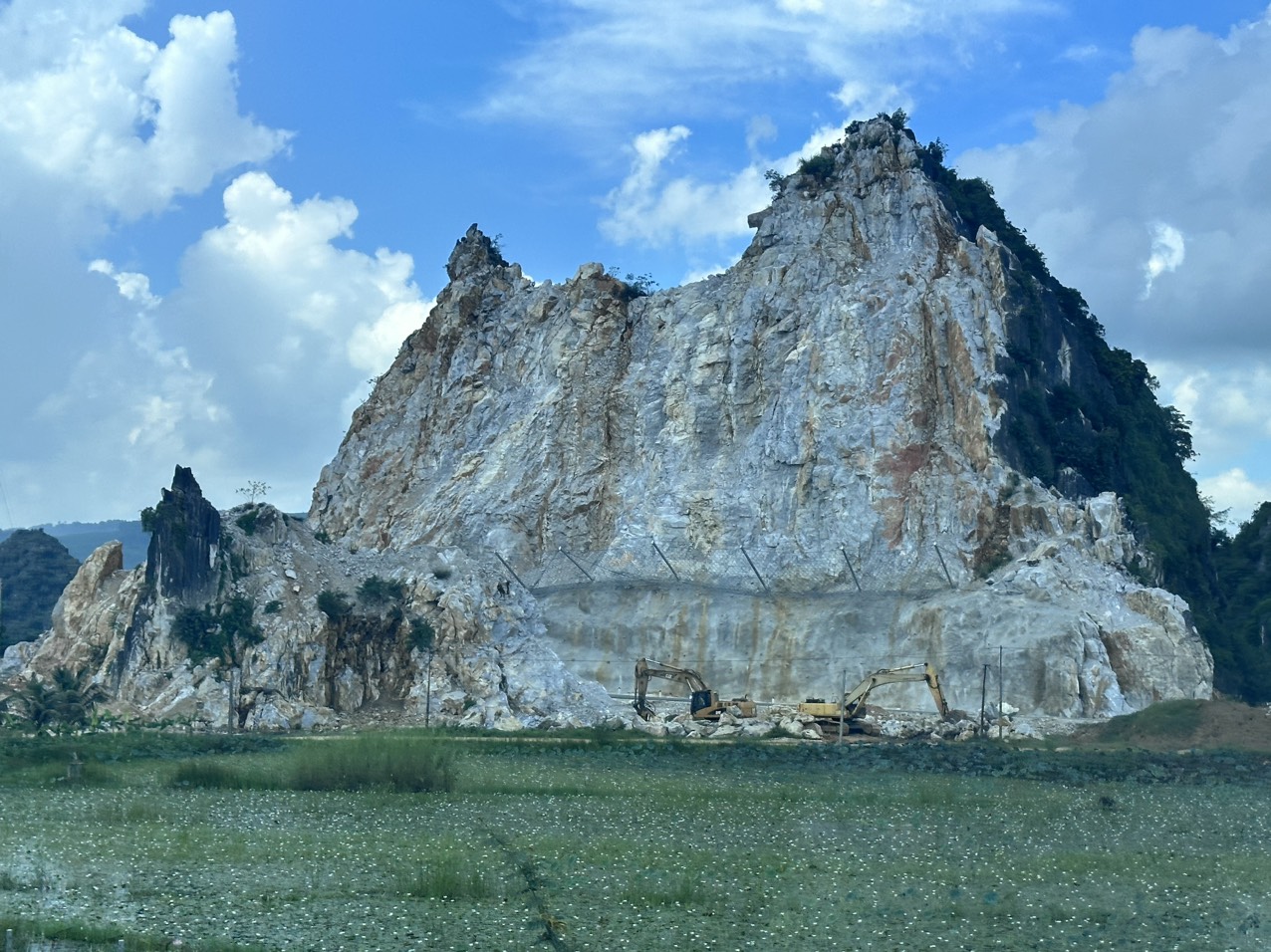 Lo ngại đá rơi trên đường gom cao tốc Mai Sơn-QL45, chủ đầu tư nói gì? - Ảnh 3. Lo ngại đá rơi trên đường gom cao tốc Mai Sơn-QL45, chủ đầu tư nói gì? - Ảnh 3.