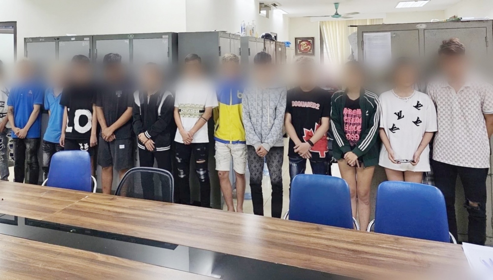 Khởi tố vụ &aacute;n nh&oacute;m đối tượng bắn nhau tr&ecirc;n đường ở H&agrave; Nội - Ảnh 1.