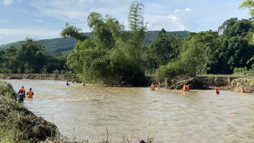 H&agrave;ng trăm người khẩn trương t&igrave;m kiếm nam sinh bị lũ cuốn tr&ocirc;i - Ảnh 1.