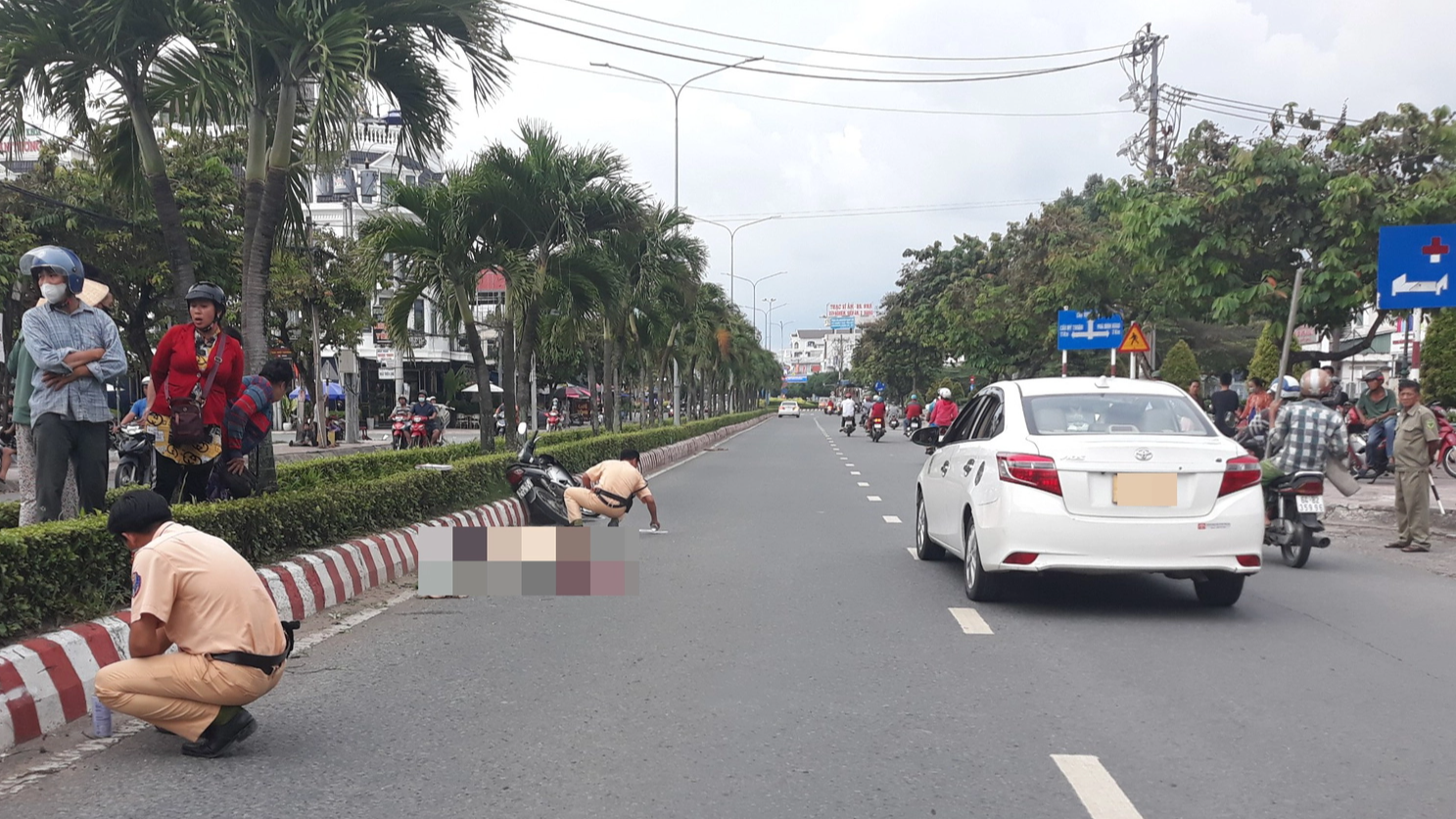 Người đ&agrave;n &ocirc;ng tử vong tại chỗ sau c&uacute; va chạm v&agrave;o d&atilde;y ph&acirc;n c&aacute;ch - Ảnh 1.