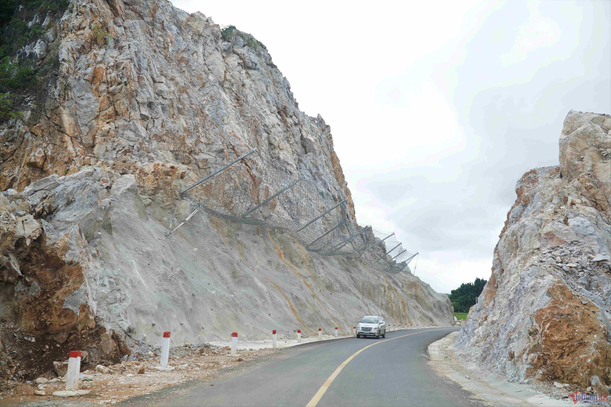 Lo ngại đá rơi trên đường gom cao tốc Mai Sơn-QL45, chủ đầu tư nói gì? - Ảnh 1. Lo ngại đá rơi trên đường gom cao tốc Mai Sơn-QL45, chủ đầu tư nói gì? - Ảnh 1.