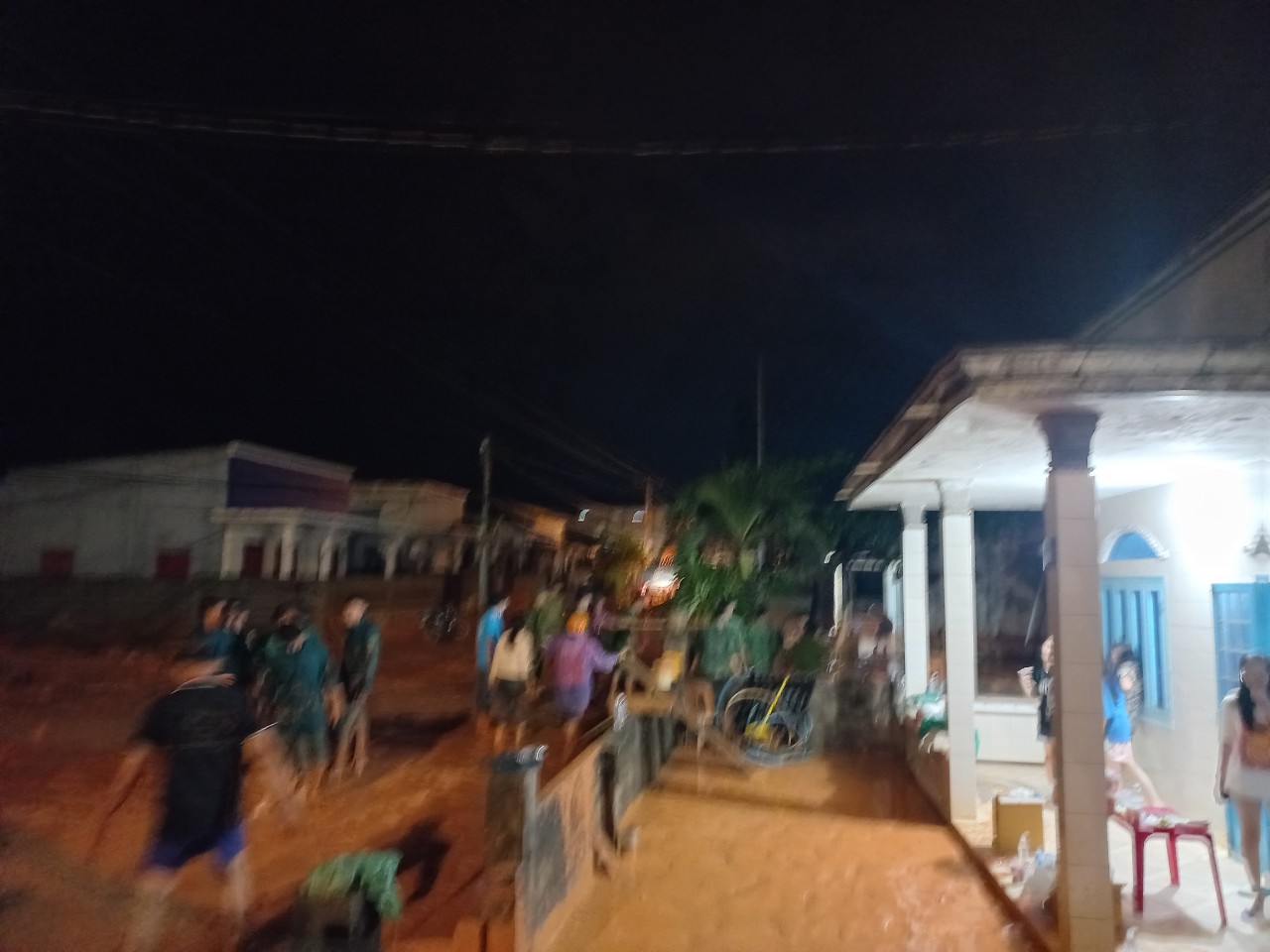 Sạt mố cầu đường ven biển B&igrave;nh Thuận, giao th&ocirc;ng &aacute;ch tắc - Ảnh 2.