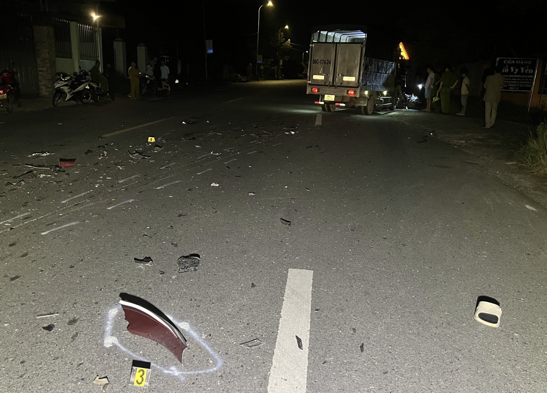 M&ocirc; t&ocirc; v&agrave; xe tải va chạm giữa đ&ecirc;m một người tử vong tại chỗ - Ảnh 2.