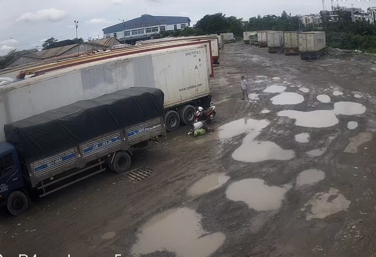 Người đ&agrave;n &ocirc;ng chứng kiến c&ocirc; g&aacute;i b&aacute;n rau bị s&aacute;t hại nhưng lẳng lặng bỏ đi  - Ảnh 1.