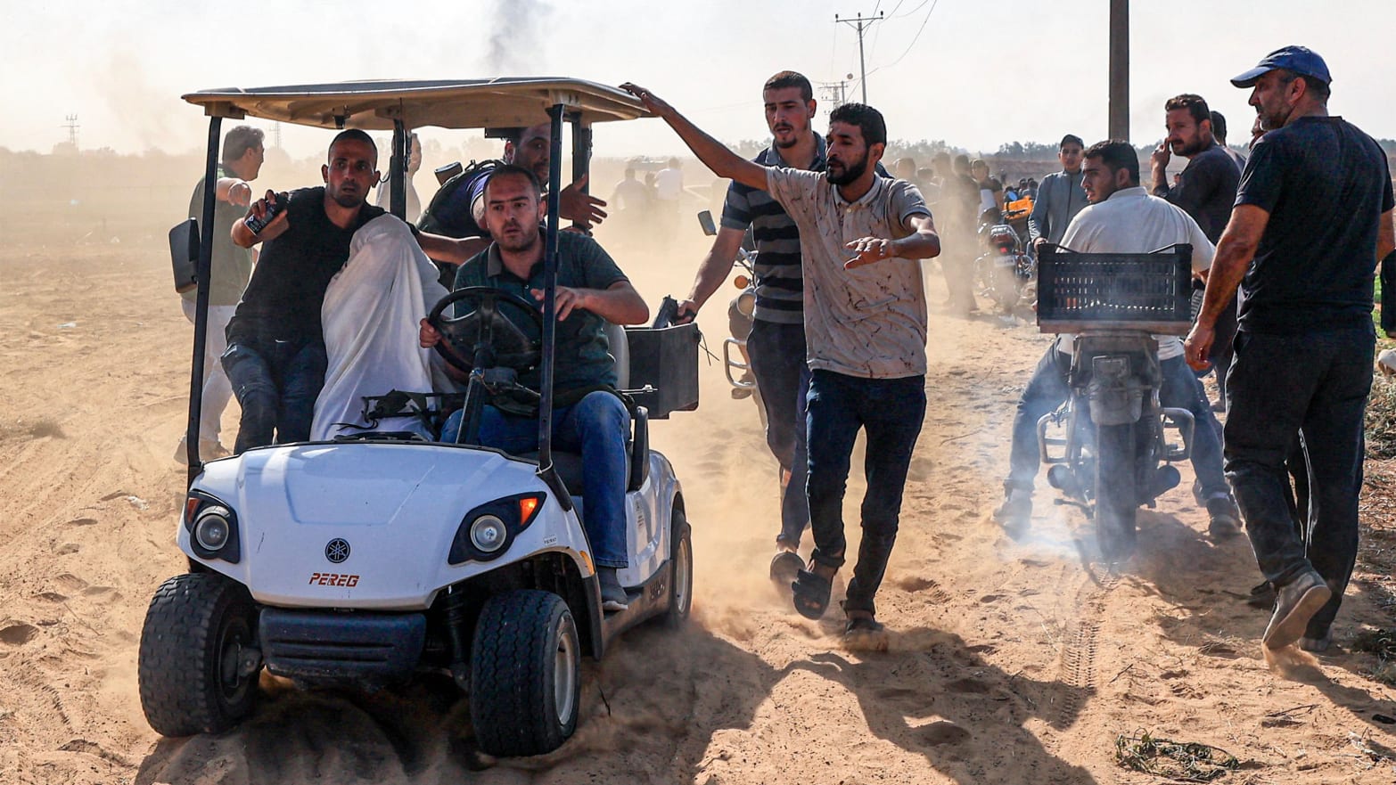 Hamas tiến v&agrave;o Israel, nhạc hội biến th&agrave;nh "trường bắn": Con tin đ&atilde; bị bắt đi như thế n&agrave;o? - Ảnh 1.