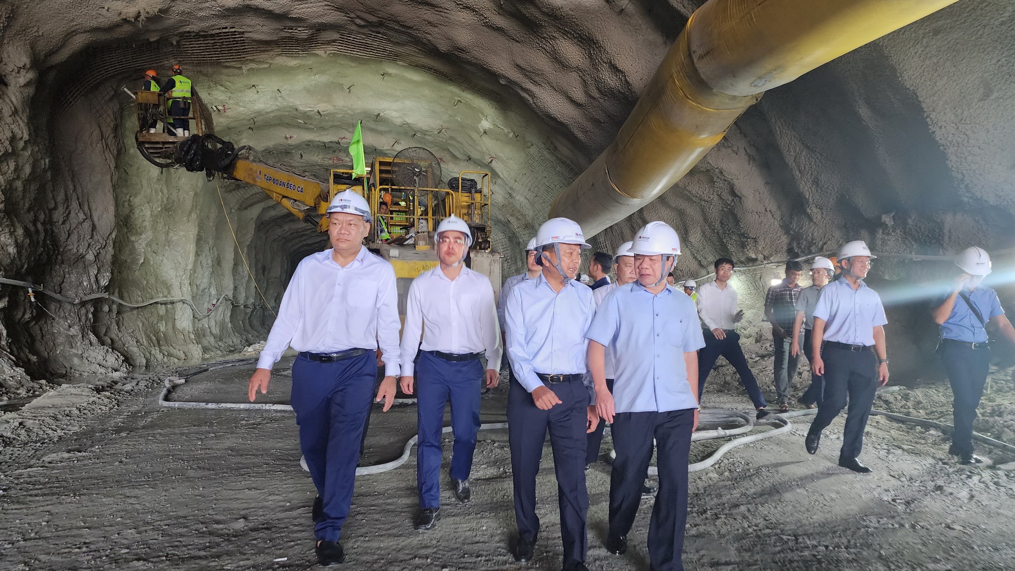 Thứ trưởng Nguyễn Danh Huy: 100 ngày đêm quyết định tiến độ cao tốc Quảng Ngãi-Hoài Nhơn - Ảnh 8. Thứ trưởng Nguyễn Danh Huy: 100 ngày đêm quyết định tiến độ cao tốc Quảng Ngãi-Hoài Nhơn - Ảnh 8.