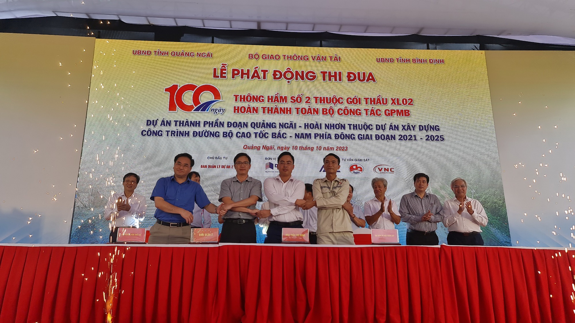 Thứ trưởng Nguyễn Danh Huy: 100 ngày đêm quyết định tiến độ cao tốc Quảng Ngãi-Hoài Nhơn - Ảnh 10. Thứ trưởng Nguyễn Danh Huy: 100 ngày đêm quyết định tiến độ cao tốc Quảng Ngãi-Hoài Nhơn - Ảnh 10.