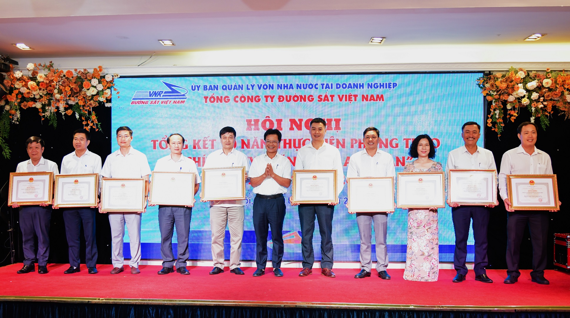Tổng doanh thu đường sắt hơn 82.000 tỷ qua 10 năm phong tr&agrave;o &ldquo;Ch&iacute;nh quy-Văn h&oacute;a-An to&agrave;n&rdquo; - Ảnh 1.
