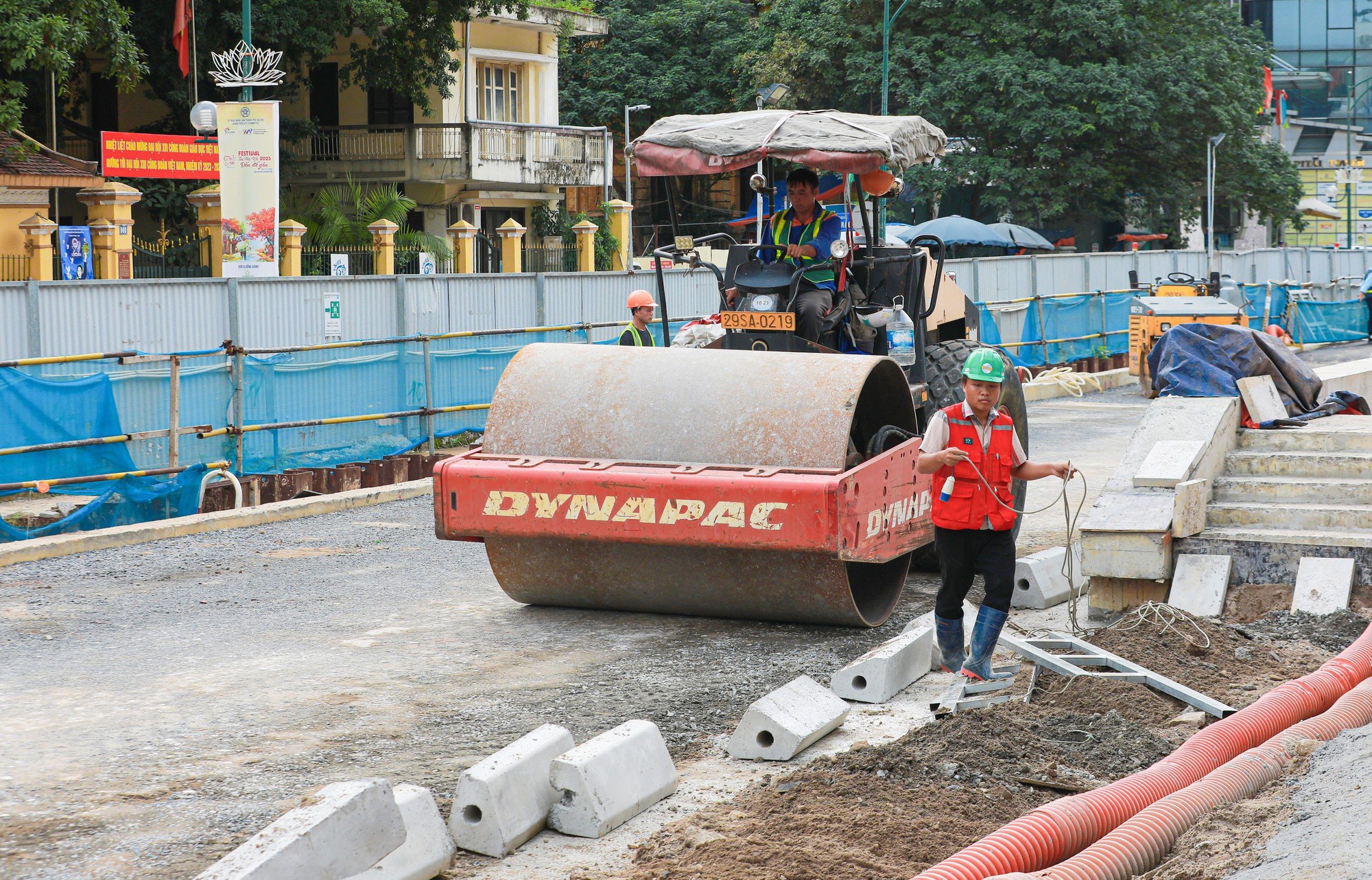 Nhà thầu tuyến Nhổn - ga Hà Nội sắp tháo rào chắn, hoàn trả nhiều vị trí mặt đường - Ảnh 4. Nhà thầu tuyến Nhổn - ga Hà Nội sắp tháo rào chắn, hoàn trả nhiều vị trí mặt đường - Ảnh 4.