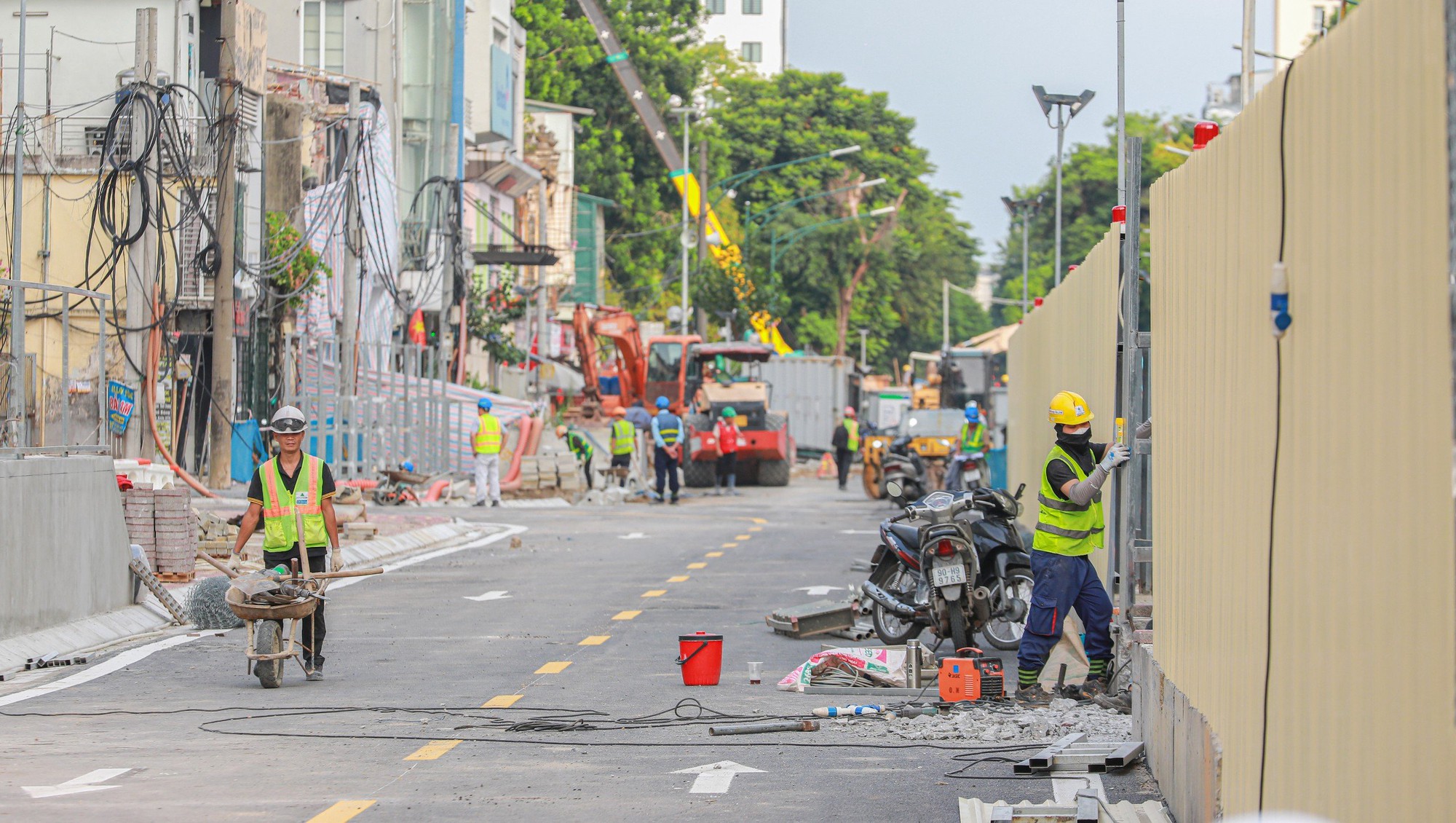 Nhà thầu tuyến Nhổn - ga Hà Nội sắp tháo rào chắn, hoàn trả nhiều vị trí mặt đường - Ảnh 1. Nhà thầu tuyến Nhổn - ga Hà Nội sắp tháo rào chắn, hoàn trả nhiều vị trí mặt đường - Ảnh 1.