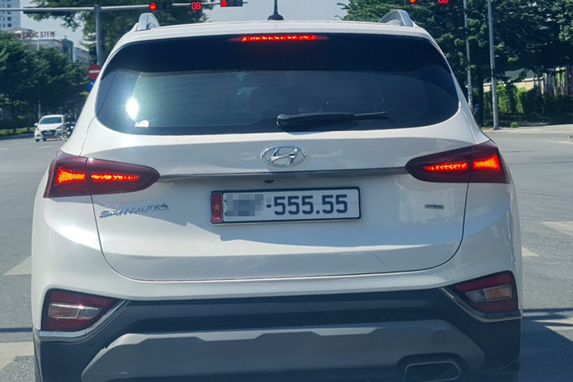 Biển số xe tr&uacute;ng đấu gi&aacute; sẽ được d&aacute;n tem nhận diện, chữ v&agrave; số m&agrave;u xanh- Ảnh 1.