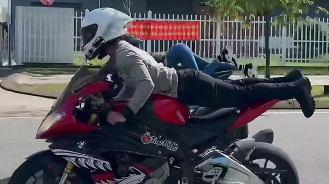 Tước bằng l&aacute;i, phạt người dạy Ngọc Trinh "l&agrave;m xiếc" tr&ecirc;n xe  - Ảnh 1.