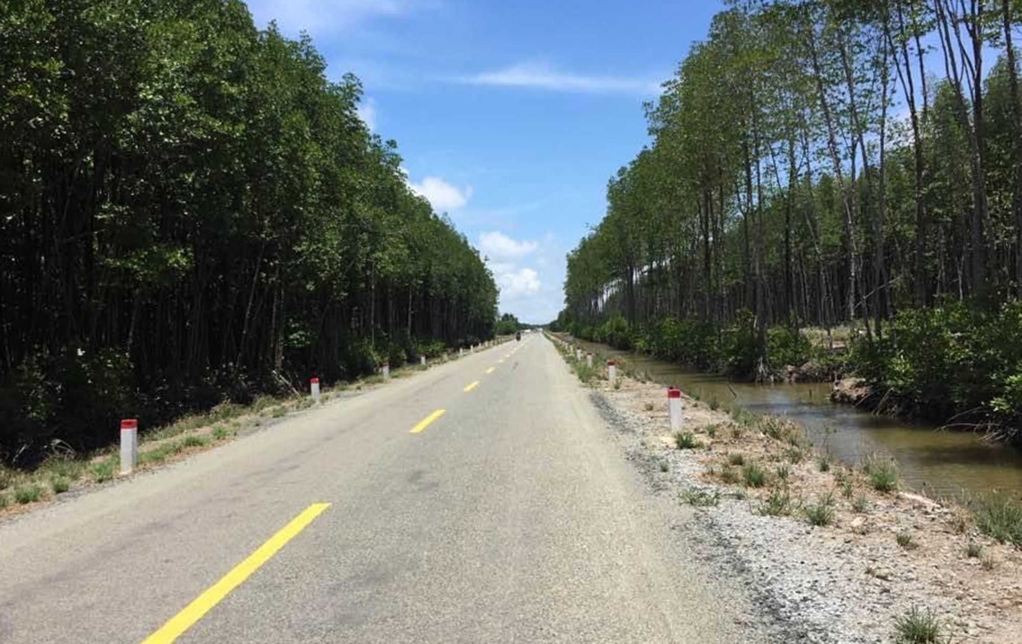 Băng s&ocirc;ng, vượt rừng &ldquo;k&eacute;o&rdquo; đường ra Đất Mũi - Ảnh 1.