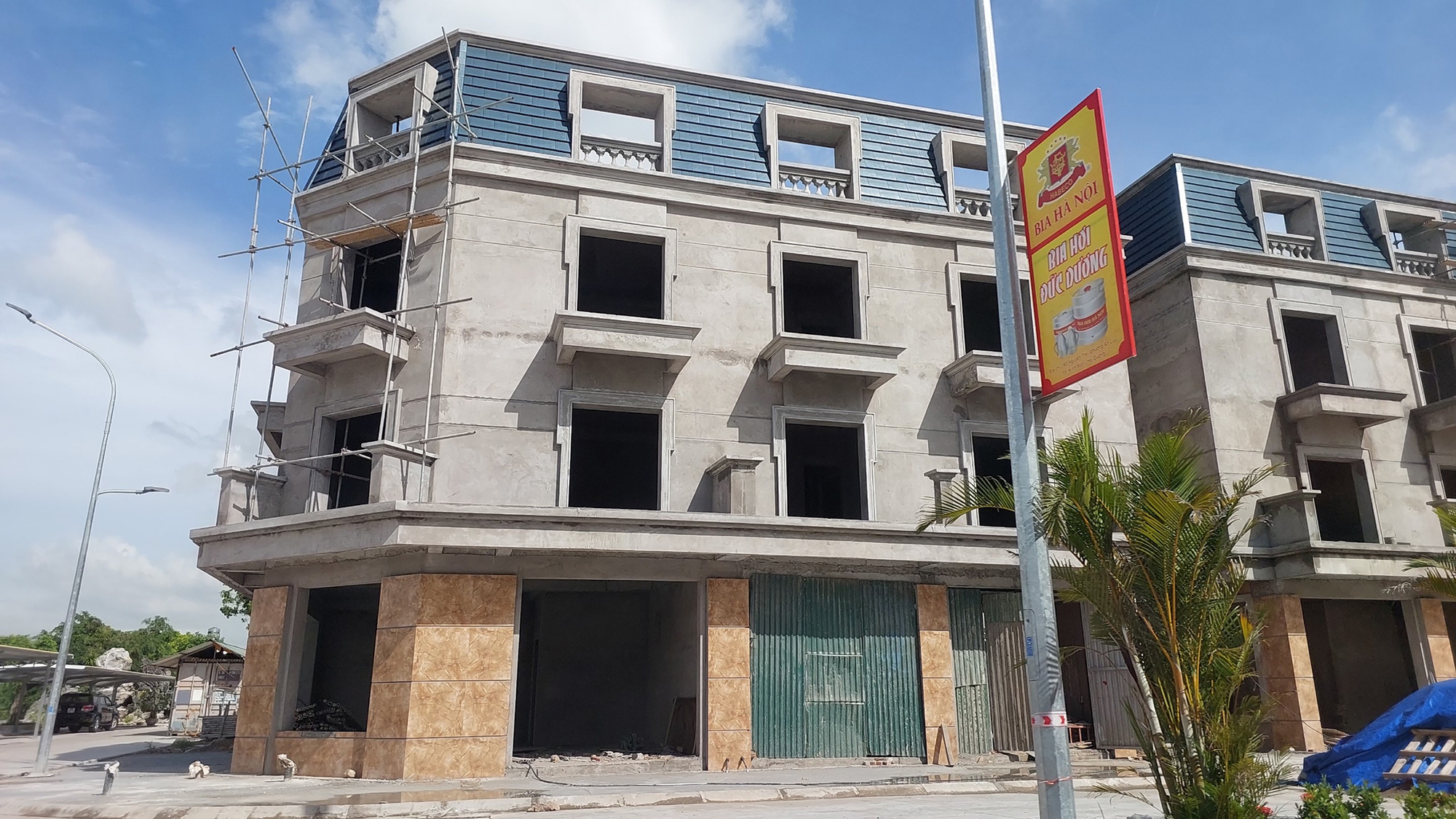 Hải Dương: Kỳ lạ chợ d&acirc;n sinh th&agrave;nh khu biệt thự tr&aacute;i ph&eacute;p - Ảnh 2.