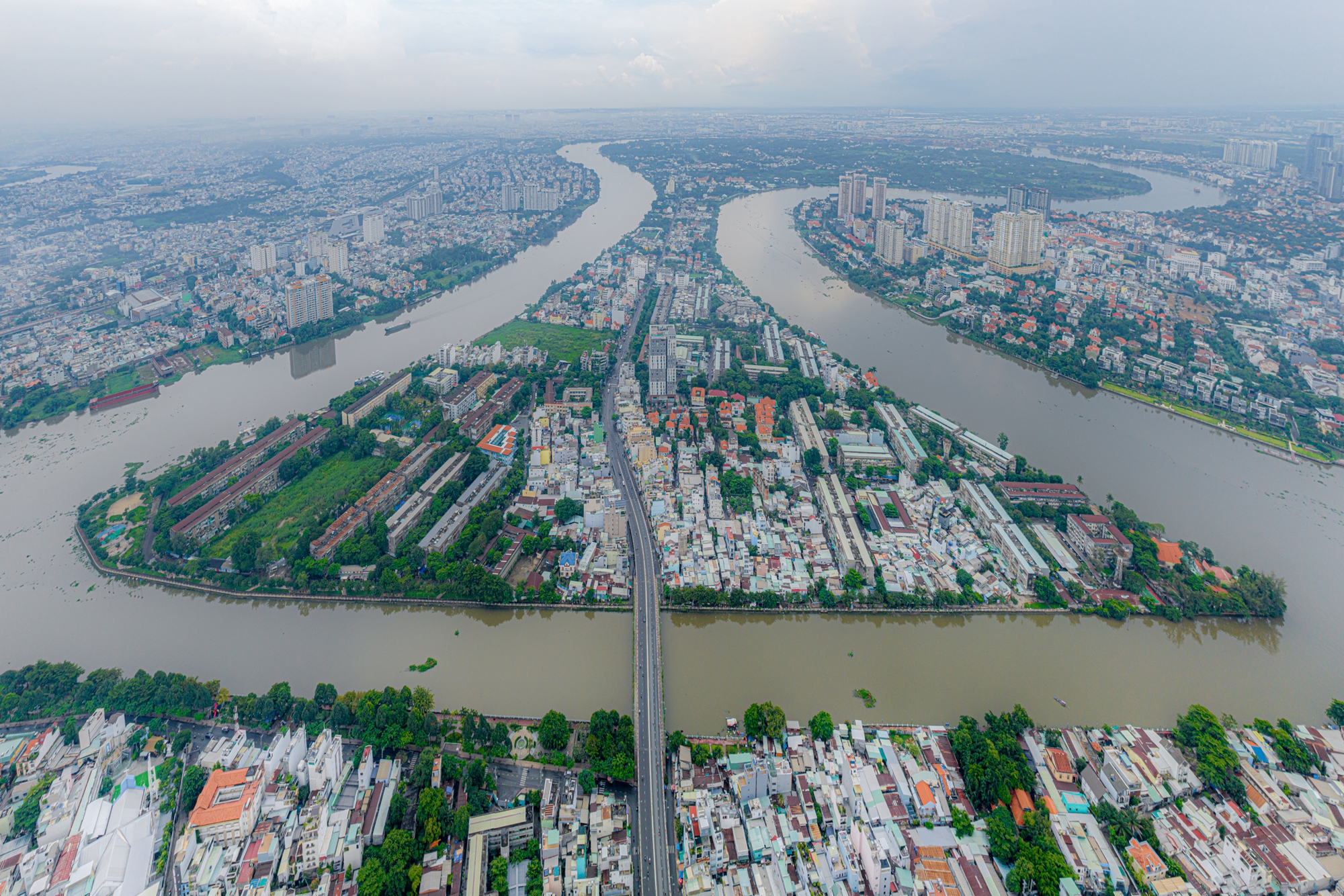Cận cảnh b&aacute;n đảo ở TP.HCM c&oacute; duy nhất một tuyến đường kết nối - Ảnh 1.