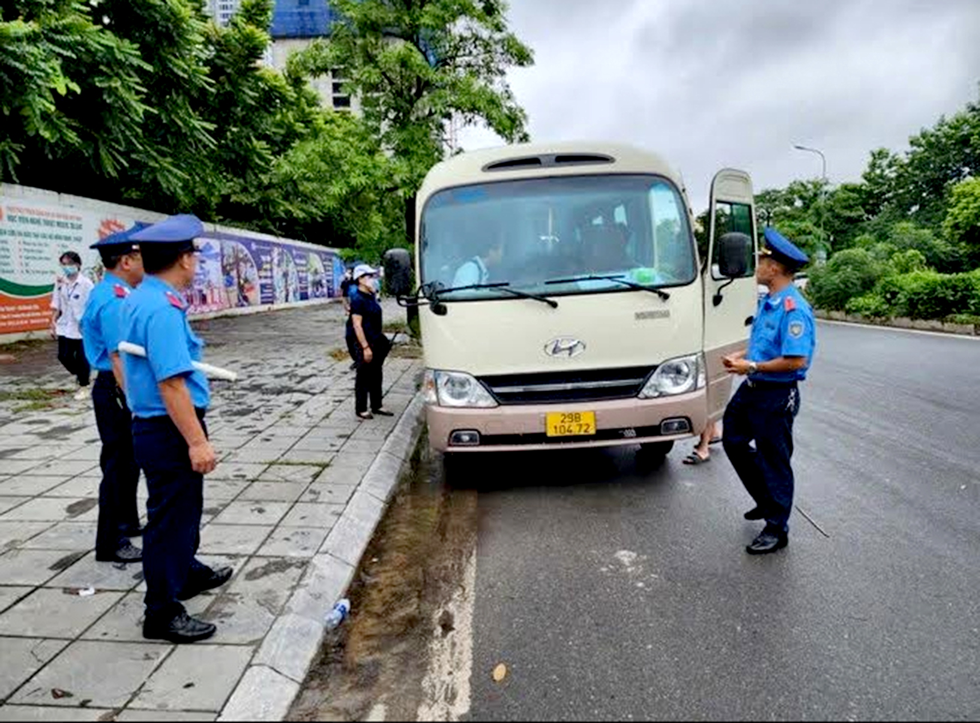 Hà Nội xóa sổ nhiều điểm nóng bến cóc, xe dù - Ảnh 1. Hà Nội xóa sổ nhiều điểm nóng bến cóc, xe dù - Ảnh 1.