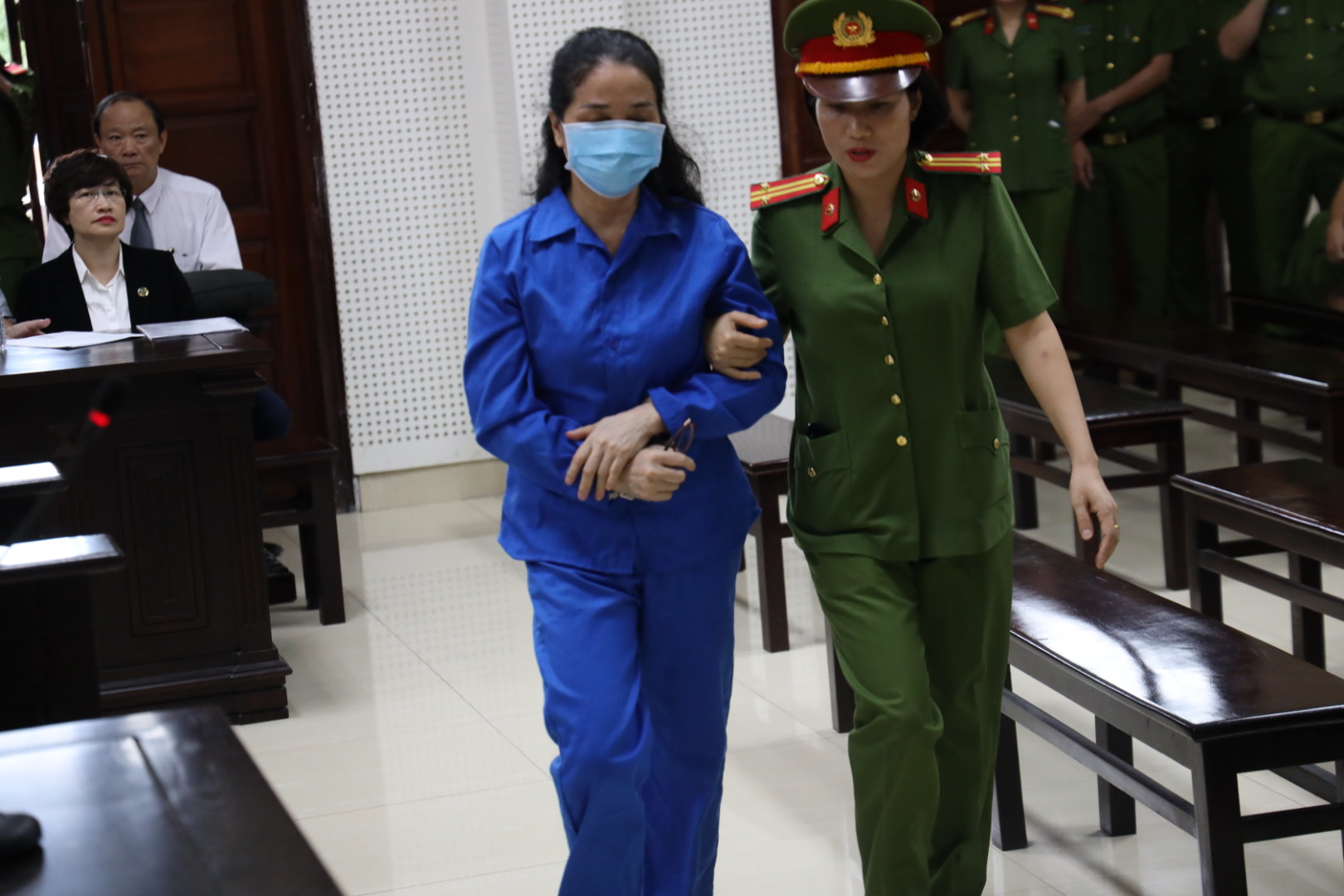 Cựu Gi&aacute;m đốc Sở GD&ĐT tỉnh Quảng Ninh v&agrave; đồng phạm hầu t&ograve;a - Ảnh 3.