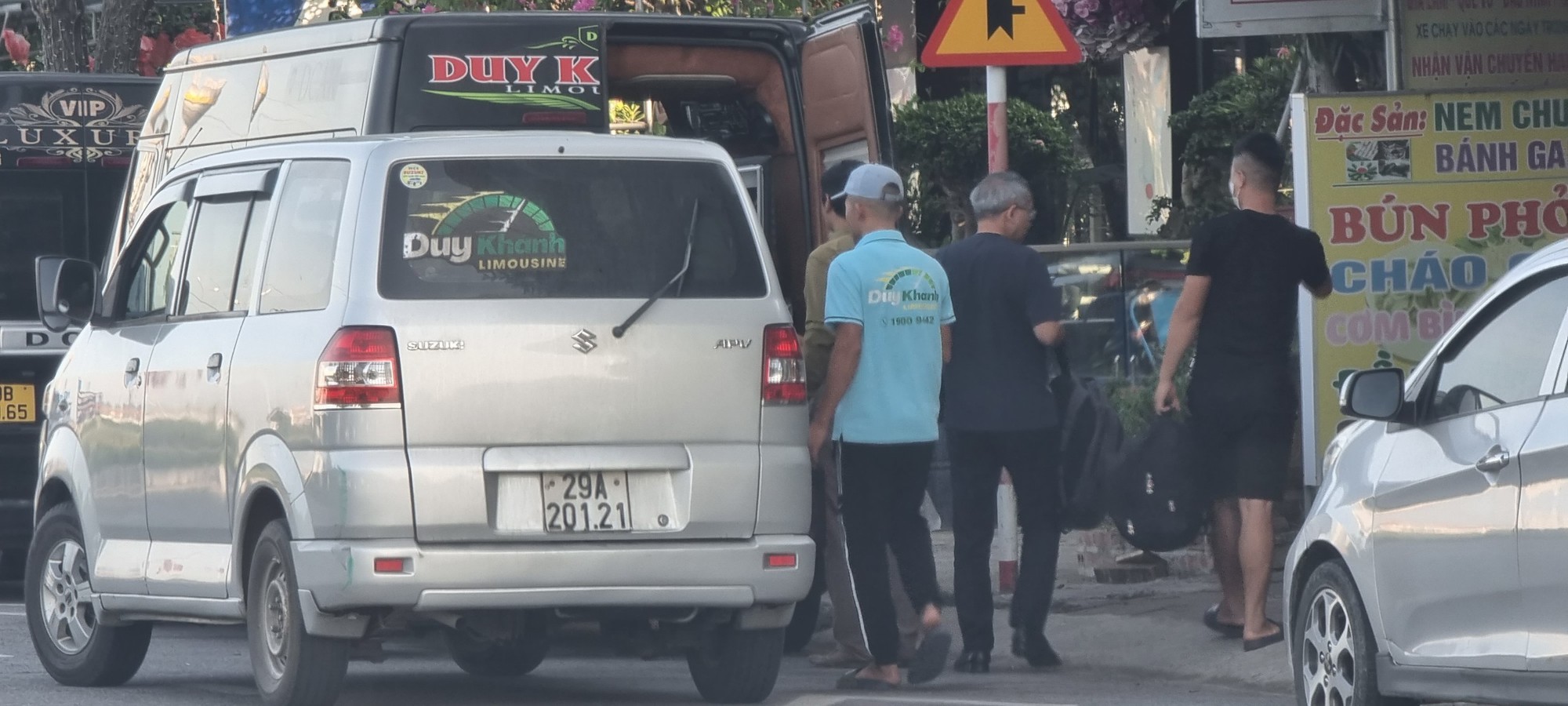 Thanh Ho&aacute;: Xe hợp đồng tr&aacute; h&igrave;nh, quảng c&aacute;o c&ocirc;ng khai - Ảnh 4.
