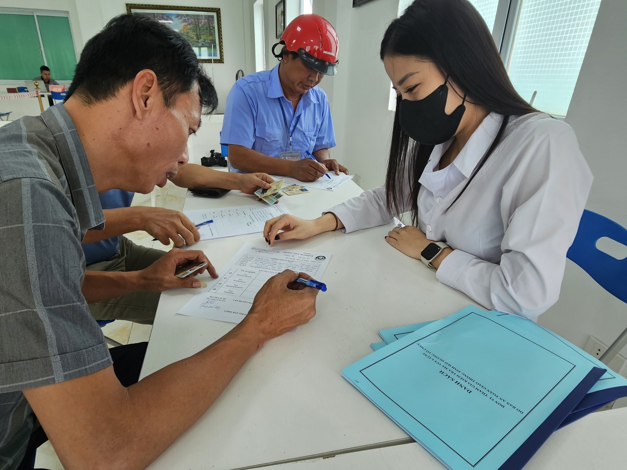 Hải Dương: Cận cảnh kh&aacute;m sức khỏe, test ma t&uacute;y c&aacute;c t&agrave;i xế kinh doanh vận tải - Ảnh 4.