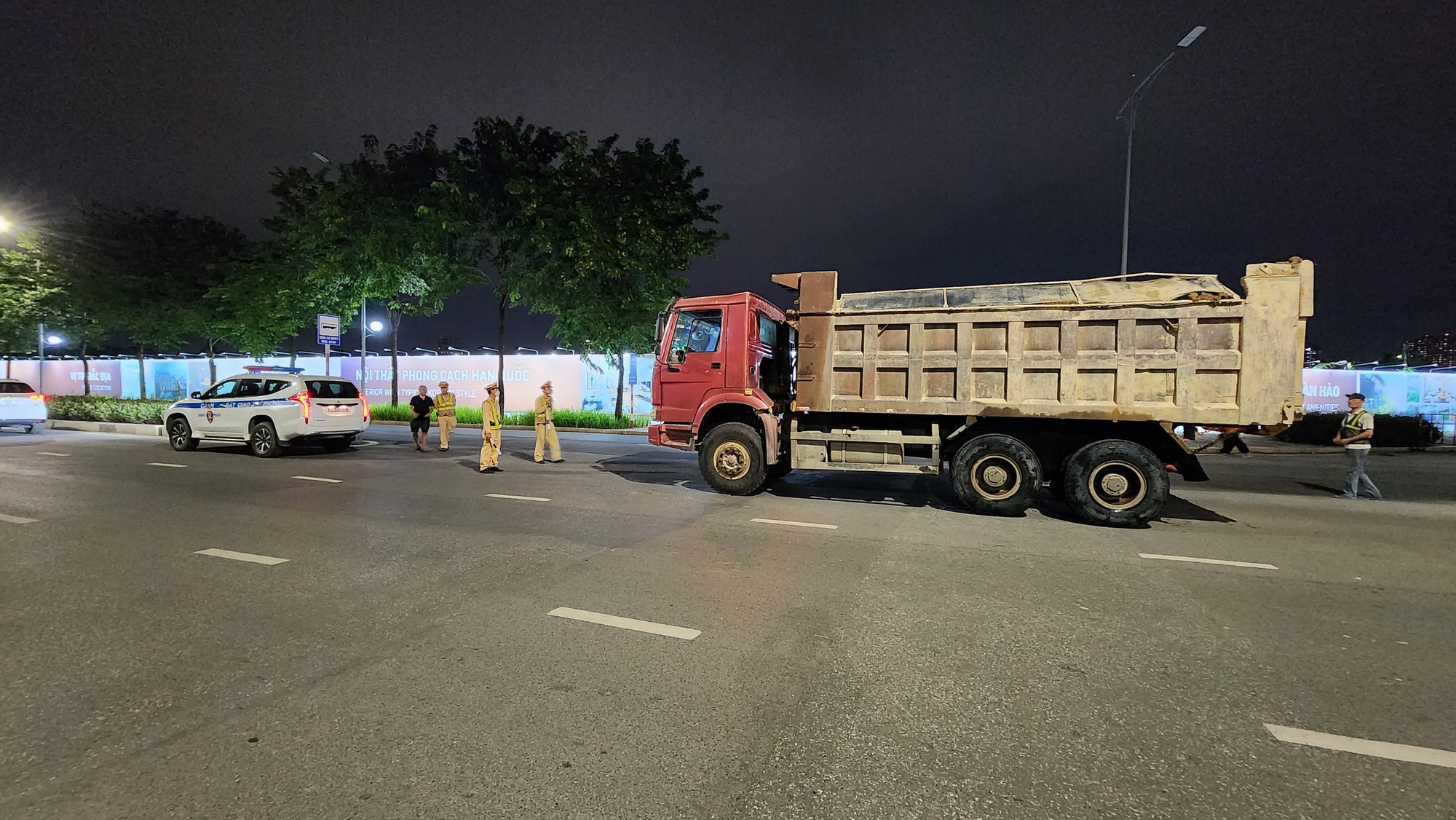 CSGT H&agrave; Nội mật phục bắt xe qu&aacute; tải &ldquo;hổ vồ&rdquo; trong đ&ecirc;m - Ảnh 1.