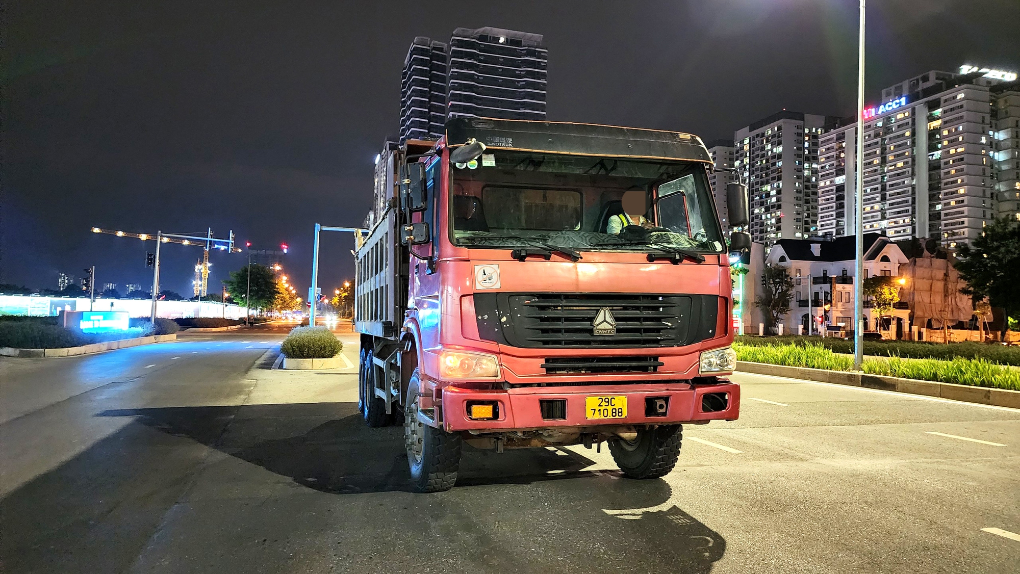 CSGT H&agrave; Nội mật phục bắt xe qu&aacute; tải &ldquo;hổ vồ&rdquo; trong đ&ecirc;m - Ảnh 3.
