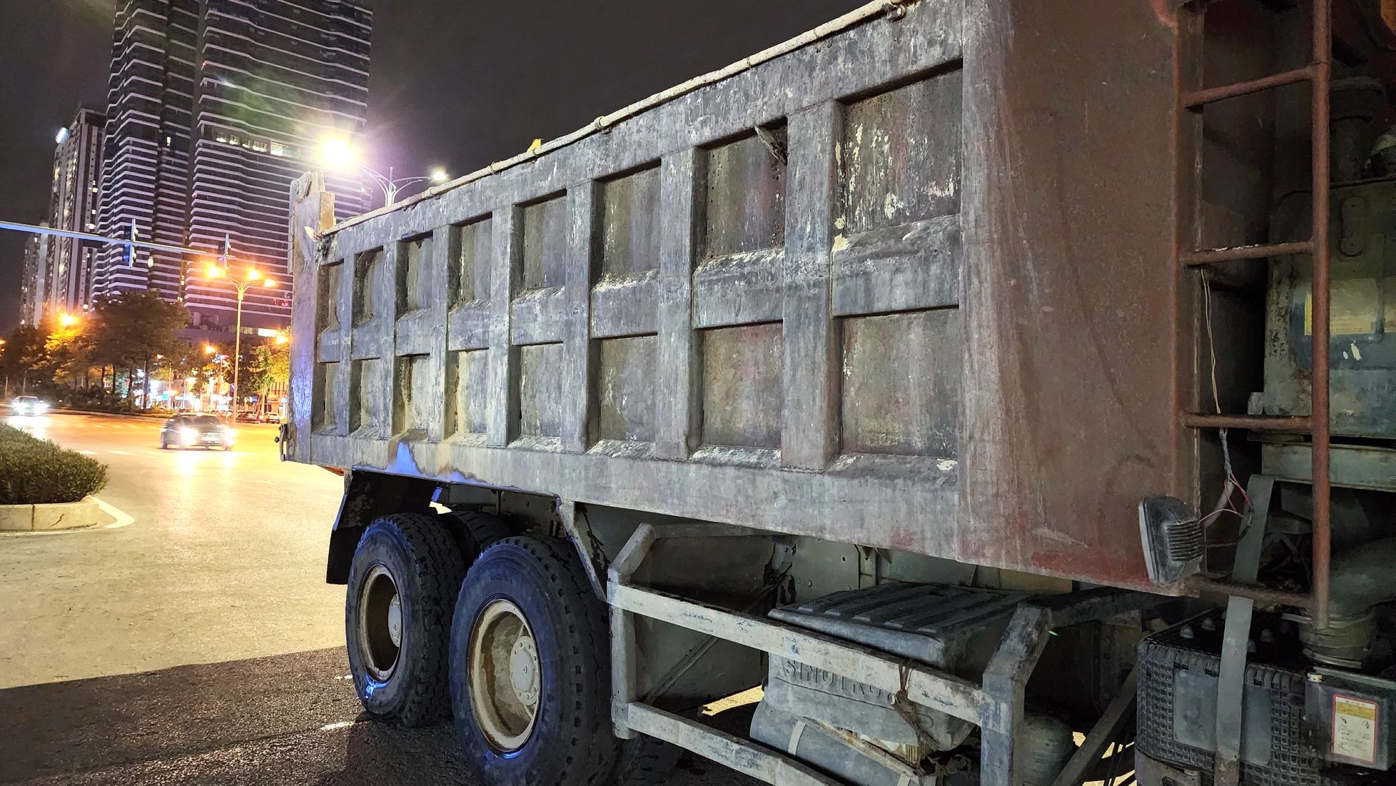 CSGT H&agrave; Nội mật phục bắt xe qu&aacute; tải &ldquo;hổ vồ&rdquo; trong đ&ecirc;m - Ảnh 4.