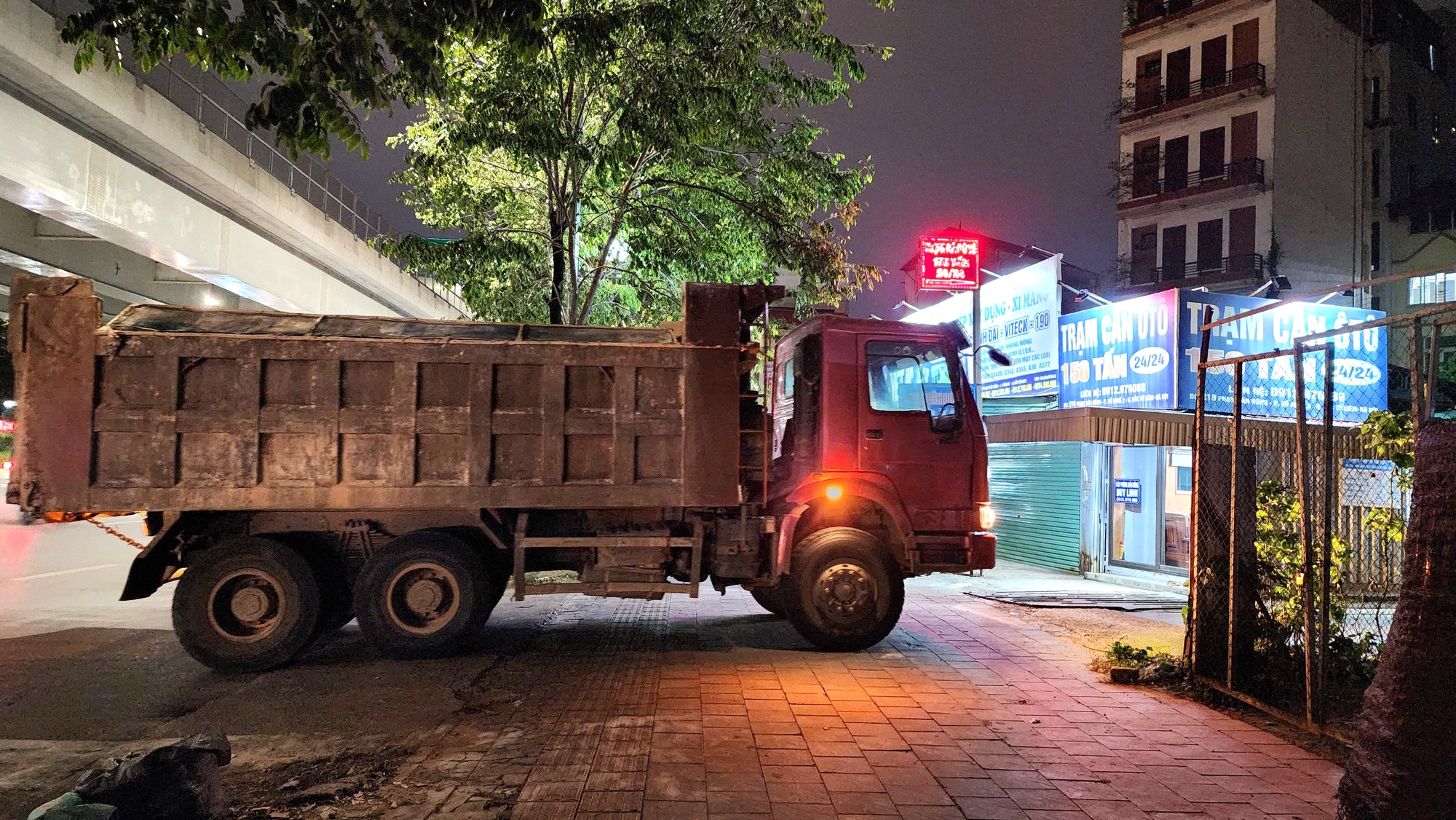CSGT H&agrave; Nội mật phục bắt xe qu&aacute; tải &ldquo;hổ vồ&rdquo; trong đ&ecirc;m - Ảnh 5.