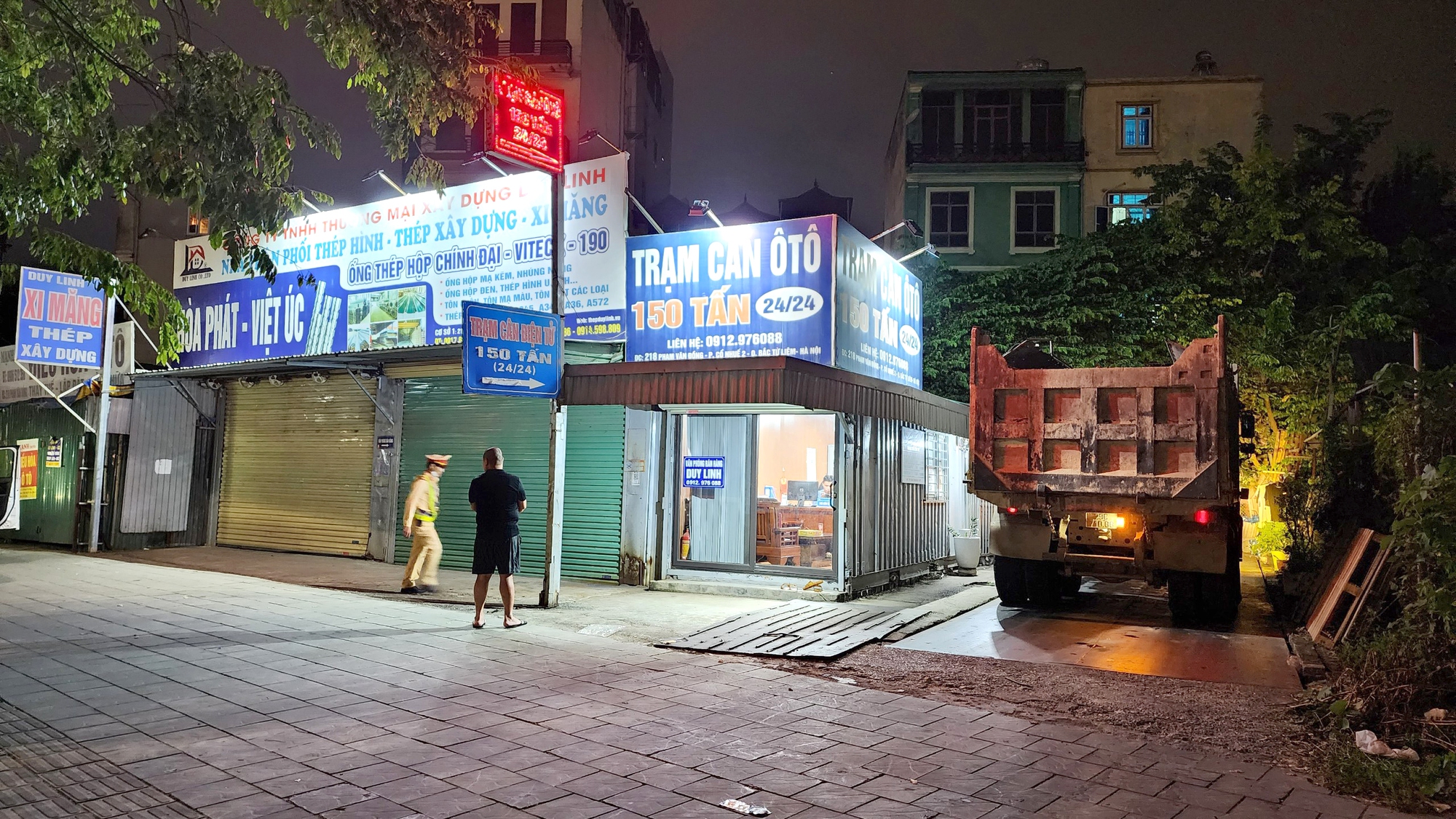 CSGT H&agrave; Nội mật phục bắt xe qu&aacute; tải &ldquo;hổ vồ&rdquo; trong đ&ecirc;m - Ảnh 6.
