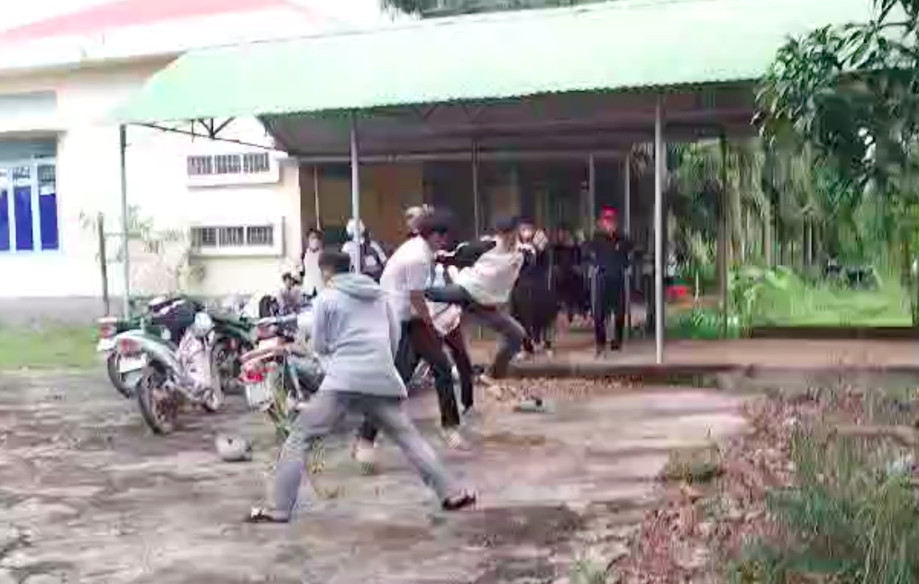 Nam sinh lớp 11 bị nh&oacute;m bạn d&ugrave;ng mũ bảo hiểm đ&aacute;nh g&acirc;y thương t&iacute;ch - Ảnh 1.