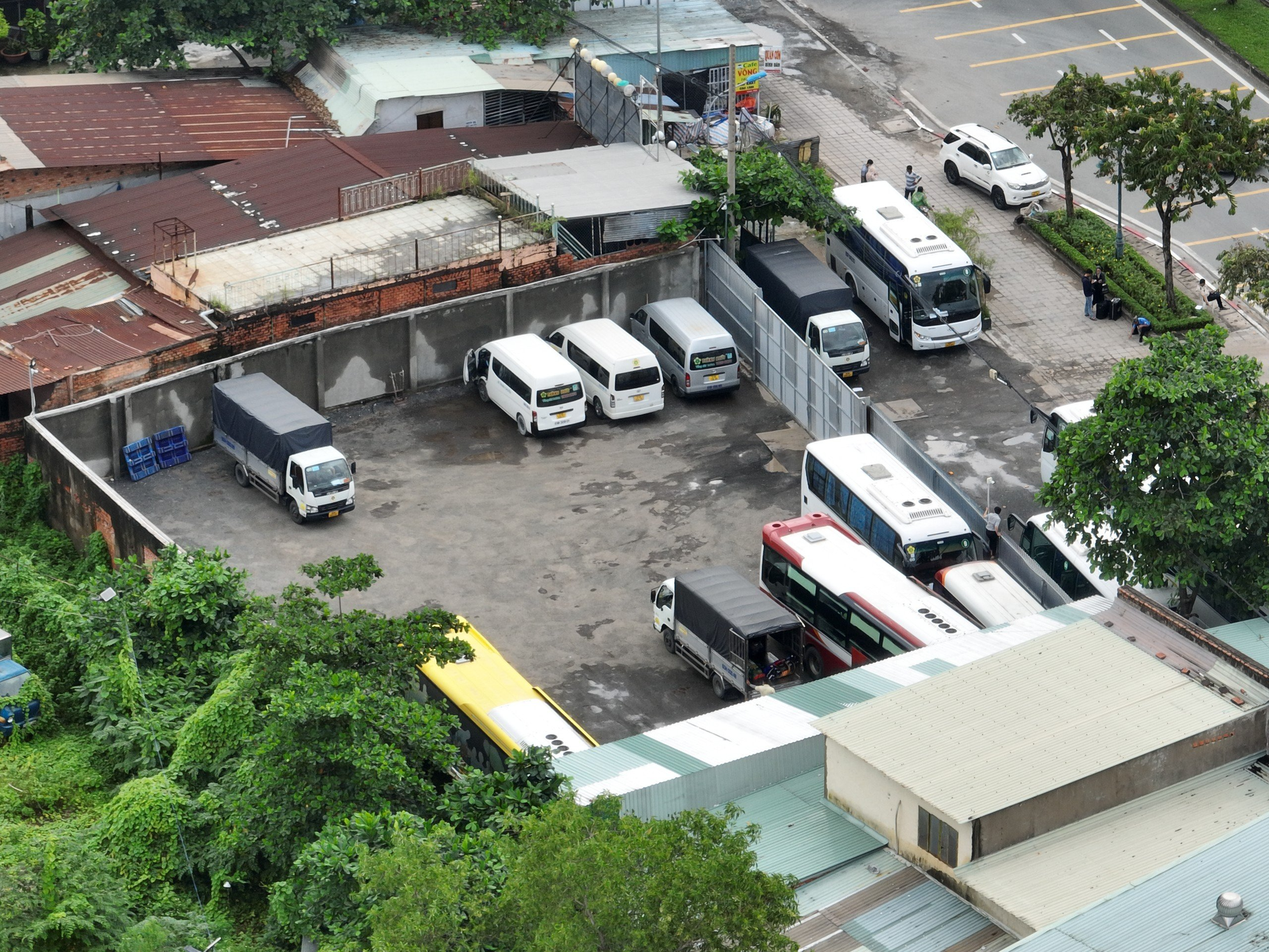Nh&acirc;n vi&ecirc;n dọn đồ, t&agrave;i xế nổ m&aacute;y rời đi khi Tổ c&ocirc;ng t&aacute;c kiểm tra "bến xe lậu" Th&agrave;nh Bưởi - Ảnh 1.