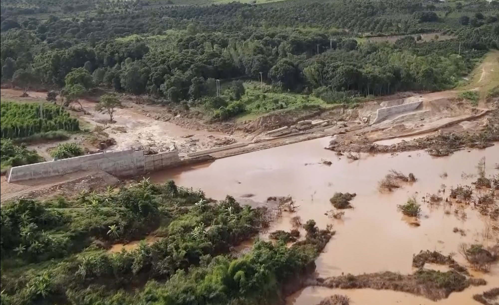 Cận cảnh hiện trường vụ vỡ đ&ecirc; thuỷ điện ở Gia Lai - Ảnh 5.