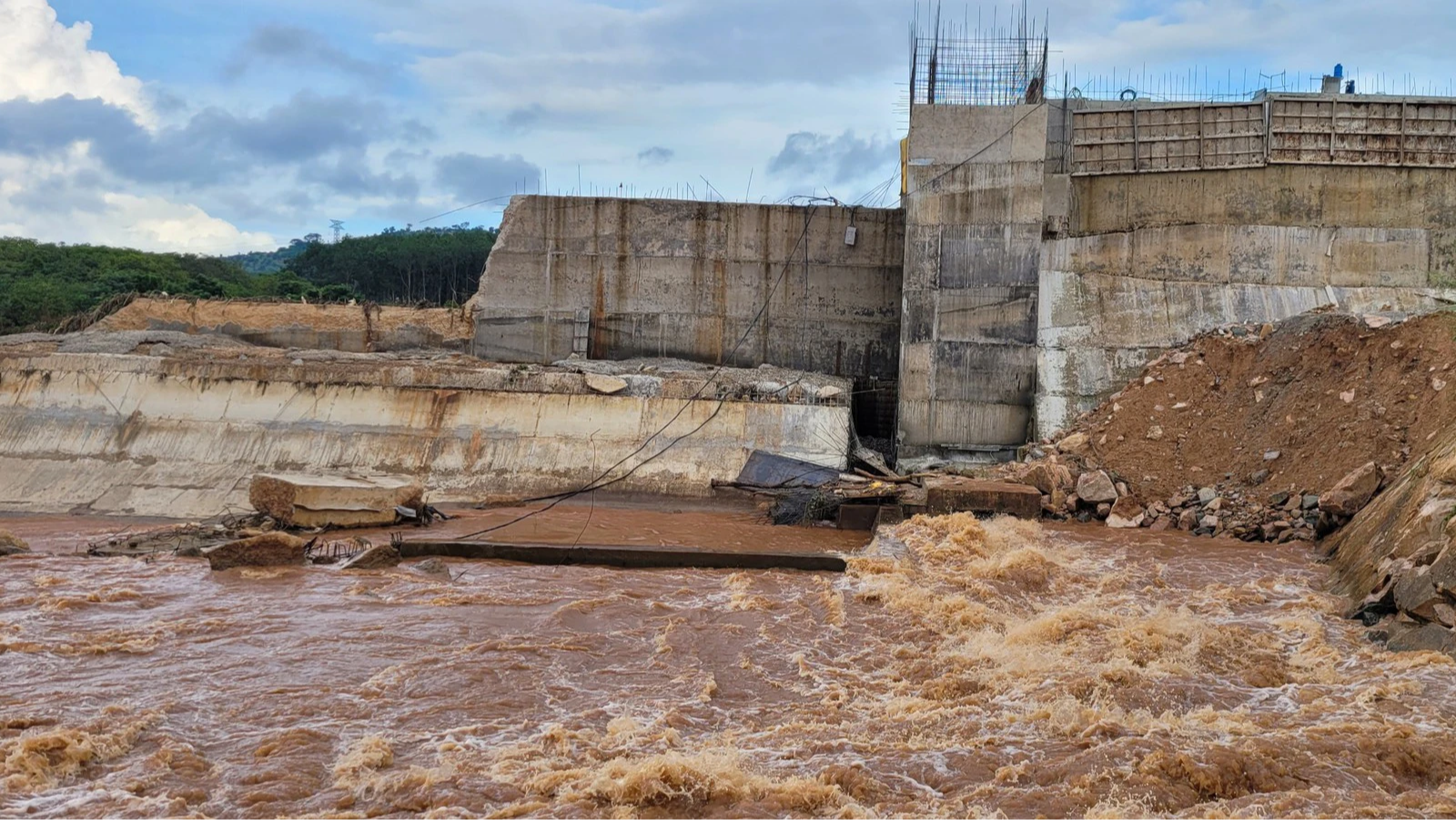 Cận cảnh hiện trường vụ vỡ đ&ecirc; thuỷ điện ở Gia Lai - Ảnh 2.