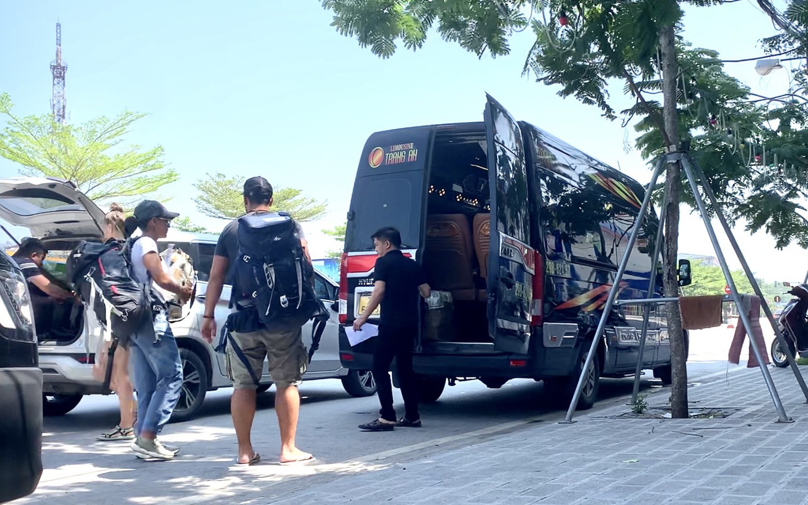 Bộ trưởng GTVT: R&agrave; so&aacute;t, bịt ngay kẽ hở trong quản l&yacute; hoạt động xe hợp đồng