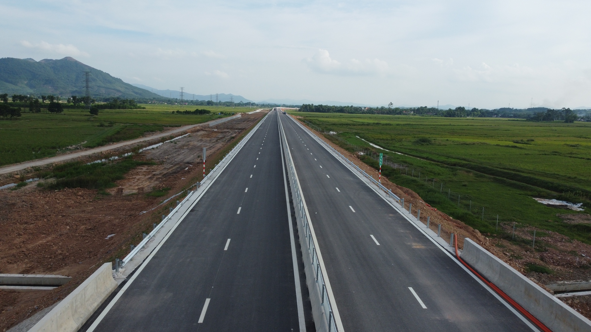 Khởi c&ocirc;ng 13 dự &aacute;n, ho&agrave;n th&agrave;nh 11 dự &aacute;n trong 9 th&aacute;ng đầu năm - Ảnh 3.