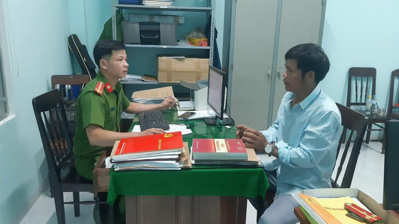 C&ocirc;ng an Quảng Ng&atilde;i bắt kẻ d&acirc;m &ocirc; cụ gi&agrave; v&agrave; hai trẻ em - Ảnh 1.