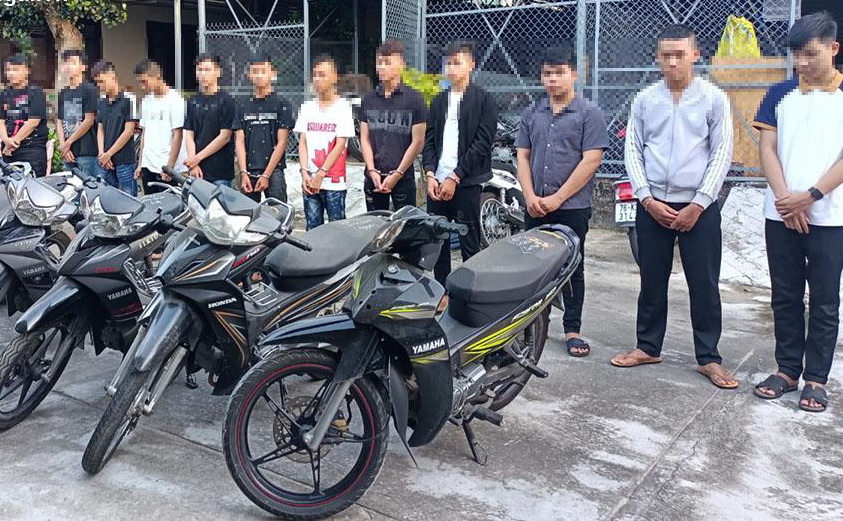 Quảng Ng&atilde;i khởi tố nh&oacute;m đối tượng mang "h&agrave;ng n&oacute;ng" ch&eacute;m nhau - Ảnh 1.