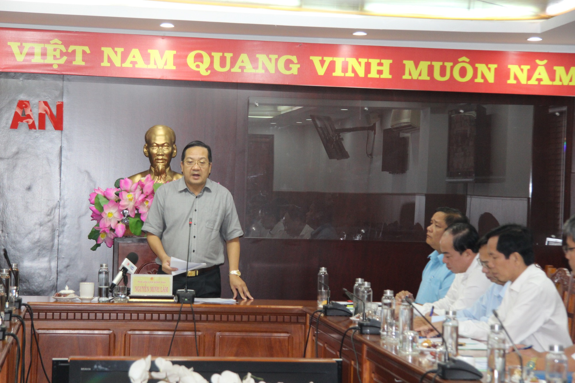 Dự họp kh&ocirc;ng đ&uacute;ng th&agrave;nh phần, quyền chủ tịch huyện bị ph&ecirc; b&igrave;nh - Ảnh 1.