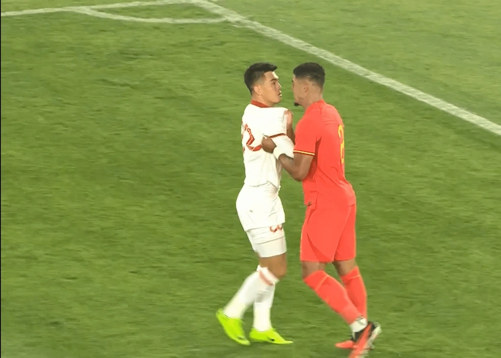 B&aacute;o Trung Quốc &ldquo;đ&ograve;i&rdquo; FIFA phạt nặng ng&ocirc;i sao của đội tuyển Việt Nam  - Ảnh 1.