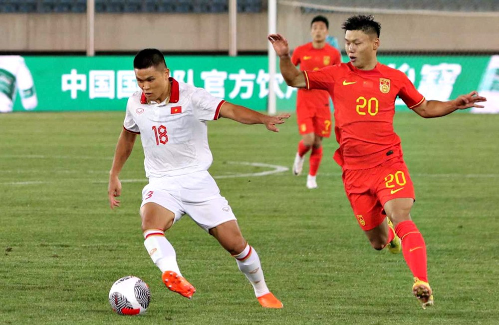 &ldquo;Trả nợ&rdquo; th&agrave;nh c&ocirc;ng tuyển Việt Nam, b&aacute;o Trung Quốc vẫn ch&ecirc; đội nh&agrave; tơi tả  - Ảnh 1.