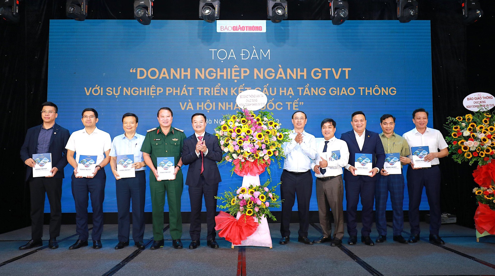 B&aacute;o Giao th&ocirc;ng ra mắt ấn phẩm &ldquo;Những doanh nghiệp đi trước mở đường&rdquo; - Ảnh 1.