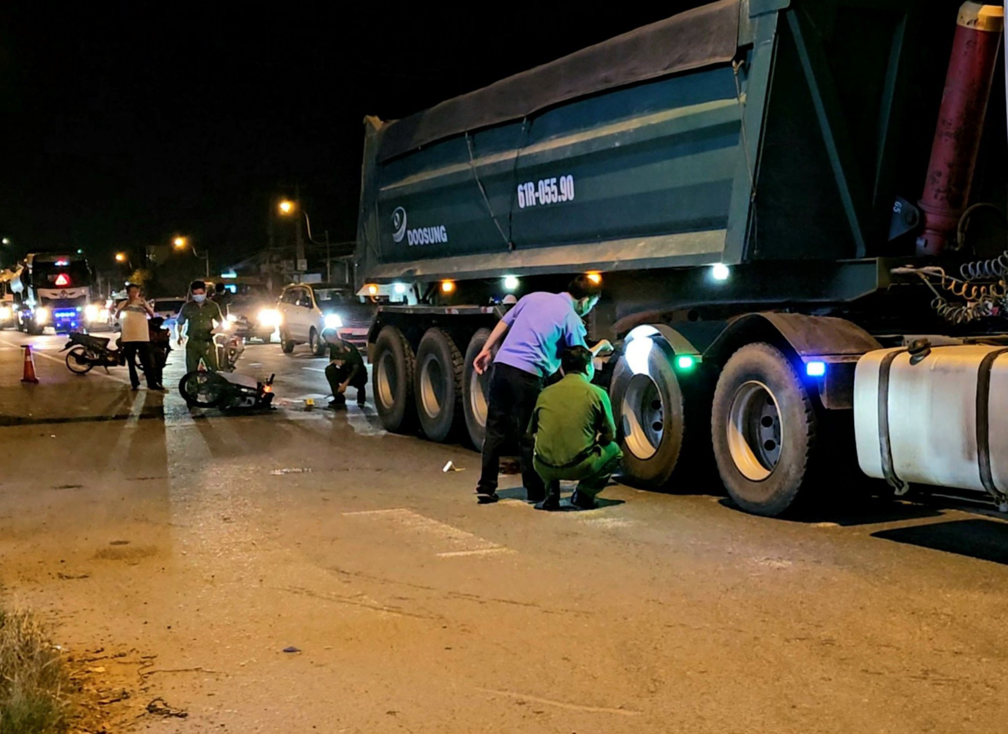 Va chạm giữa xe ben v&agrave; xe m&aacute;y, anh tử vong, em bị thương nặng - Ảnh 3.