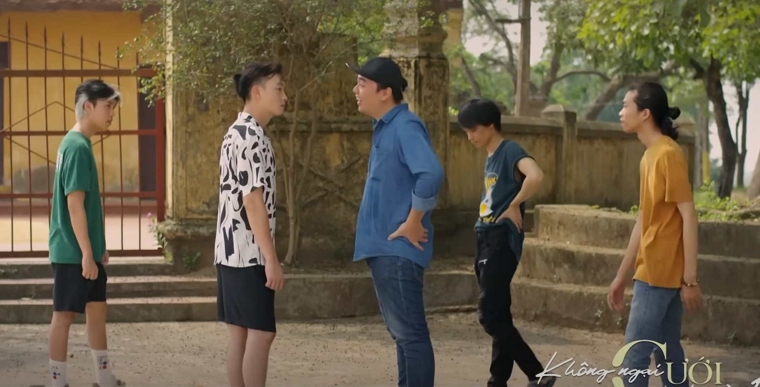 Đ&ocirc;ng bức x&uacute;c v&igrave; đ&agrave;n em th&acirc;n thiết bị lừa.