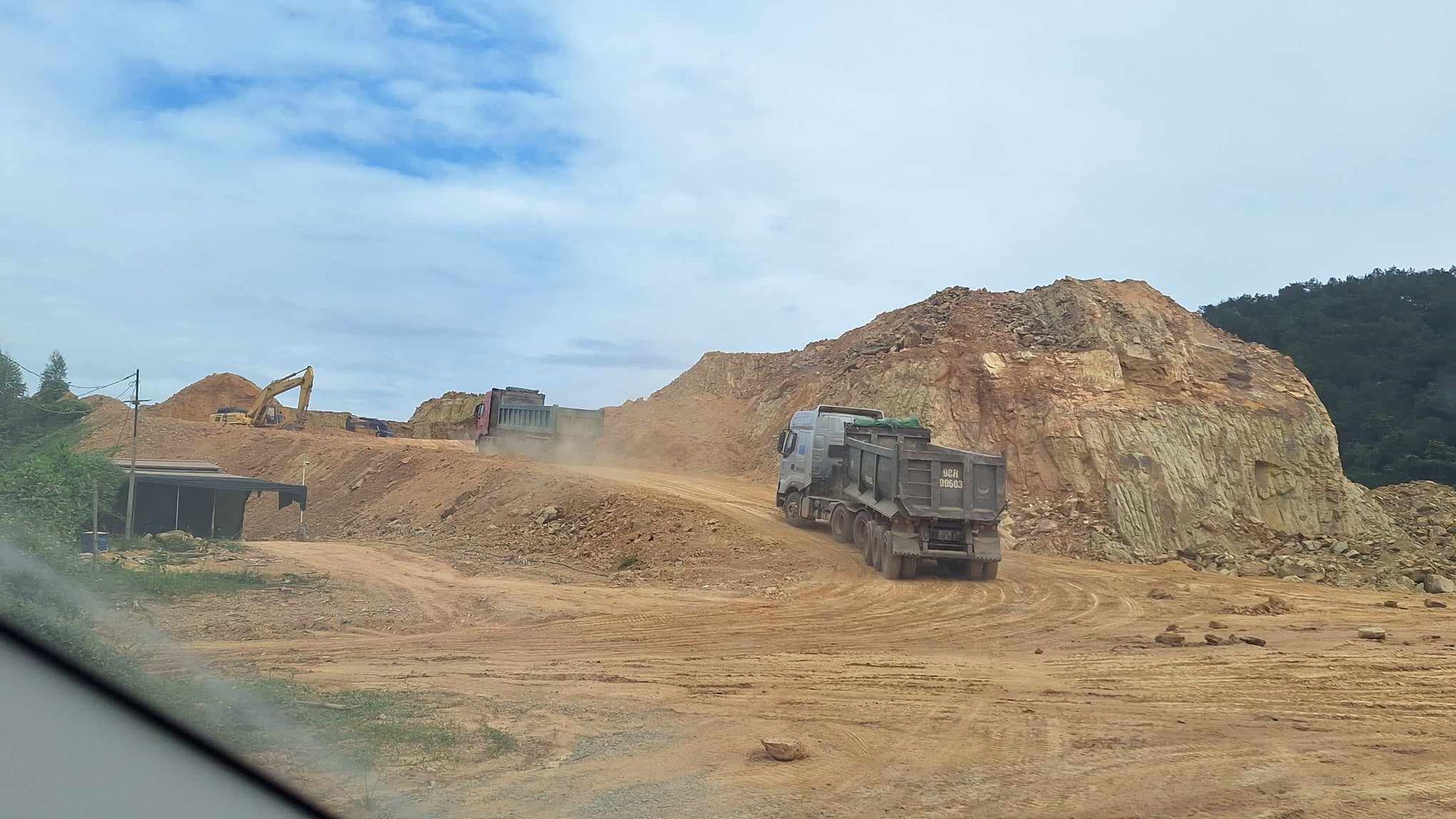 Xe qu&aacute; tải &ugrave;n &ugrave;n vận chuyển đất tr&aacute;i ph&eacute;p tại Lạng Sơn - Ảnh 2.