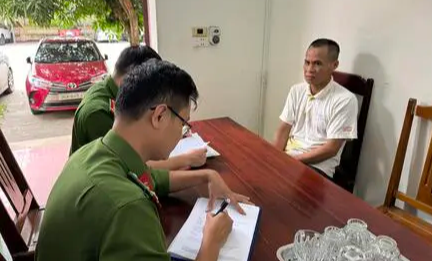 Người đ&agrave;n &ocirc;ng say rượu, đấm li&ecirc;n tiếp v&agrave;o mặt C&ocirc;ng an x&atilde; - Ảnh 1.