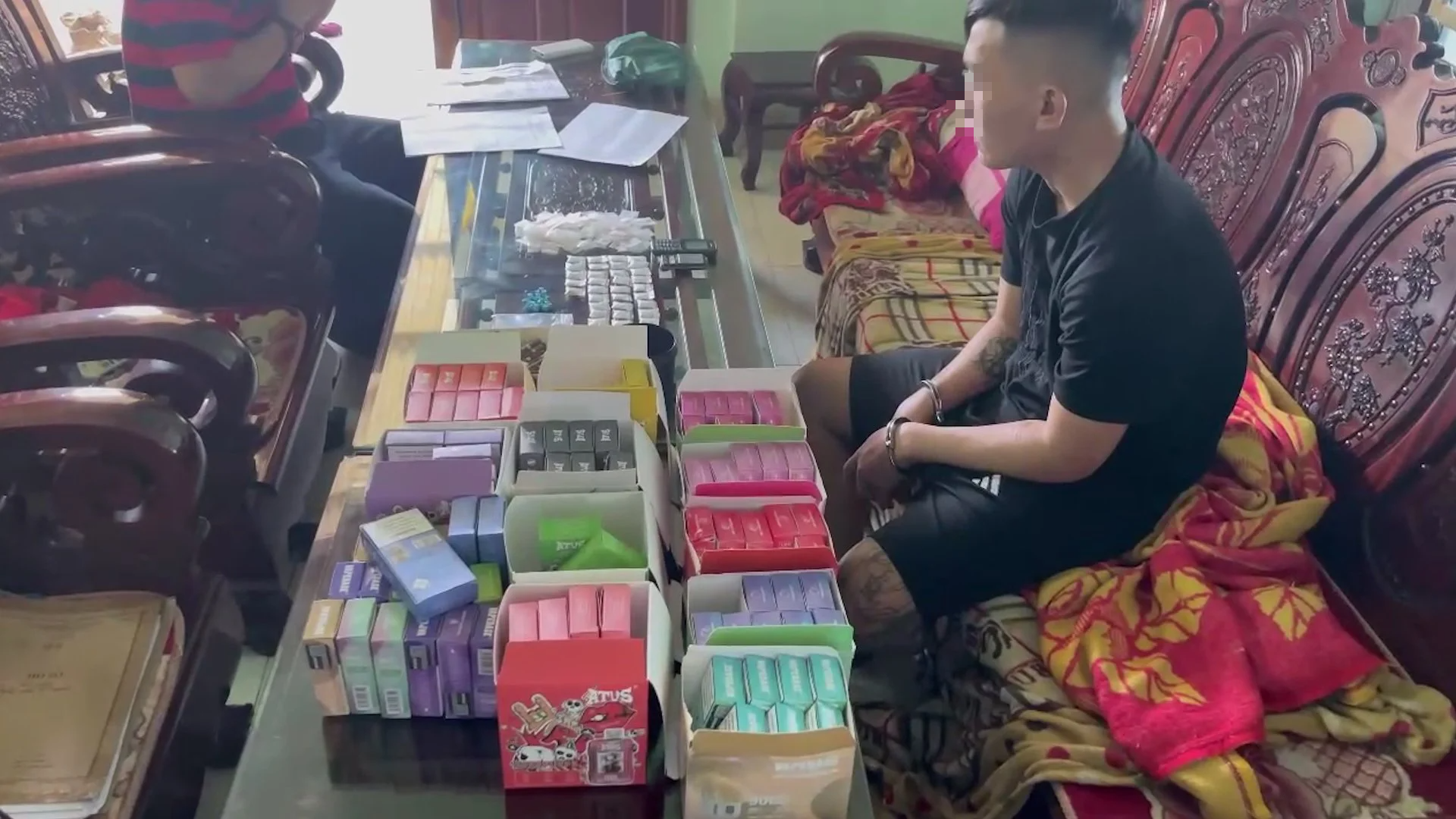 Bắt đối tượng mang ma t&uacute;y đi b&aacute;n, kh&aacute;m nh&agrave; ph&aacute;t hiện h&agrave;ng chục bịch nilon nghi ma t&uacute;y - Ảnh 2.