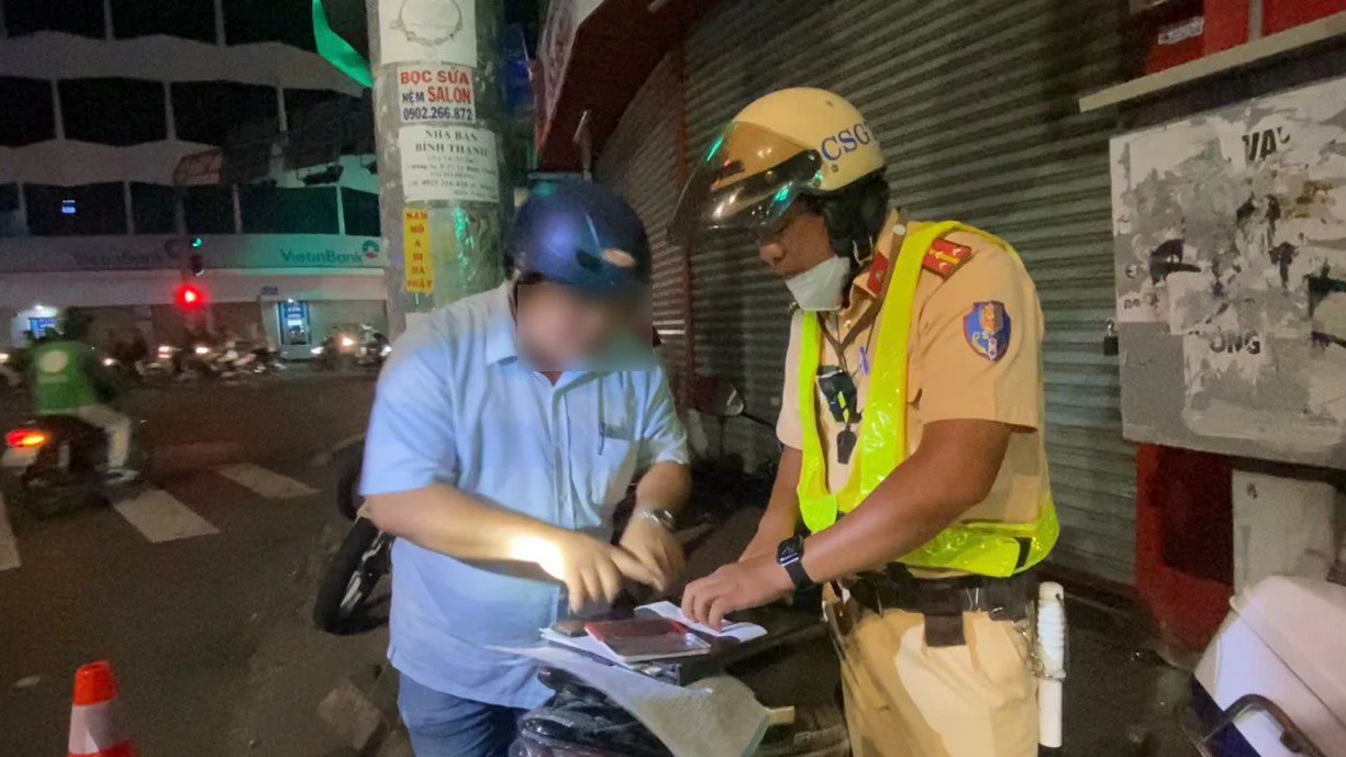 Ma men khai kh&ocirc;ng biết chữ qu&aacute;t nạt CSGT, "h&agrave;nh" c&ocirc;ng an phường phải về lấy mực điểm chỉ  - Ảnh 4.