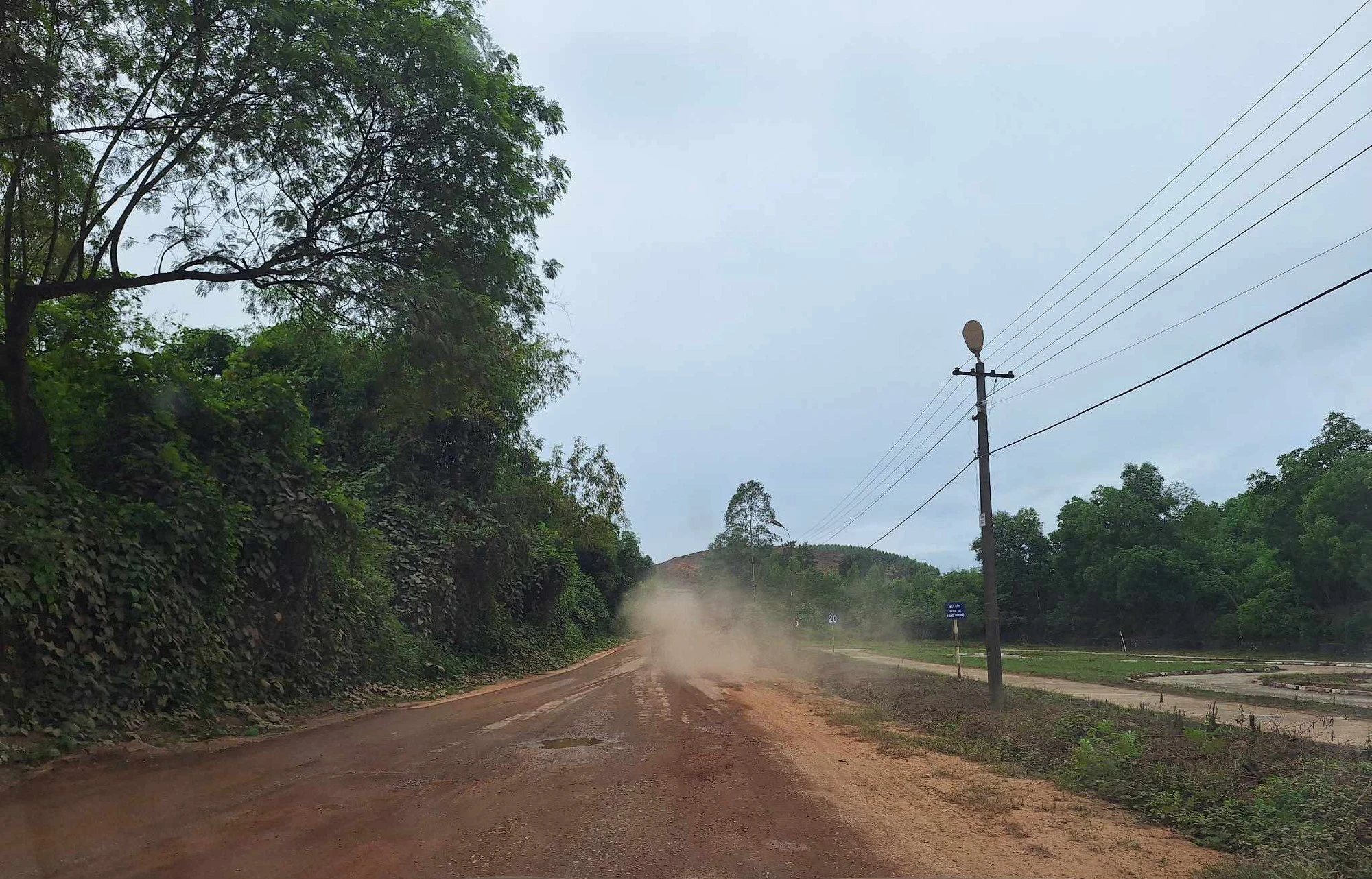 Xe qu&aacute; tải &ugrave;n &ugrave;n vận chuyển đất tr&aacute;i ph&eacute;p tại Lạng Sơn - Ảnh 4.